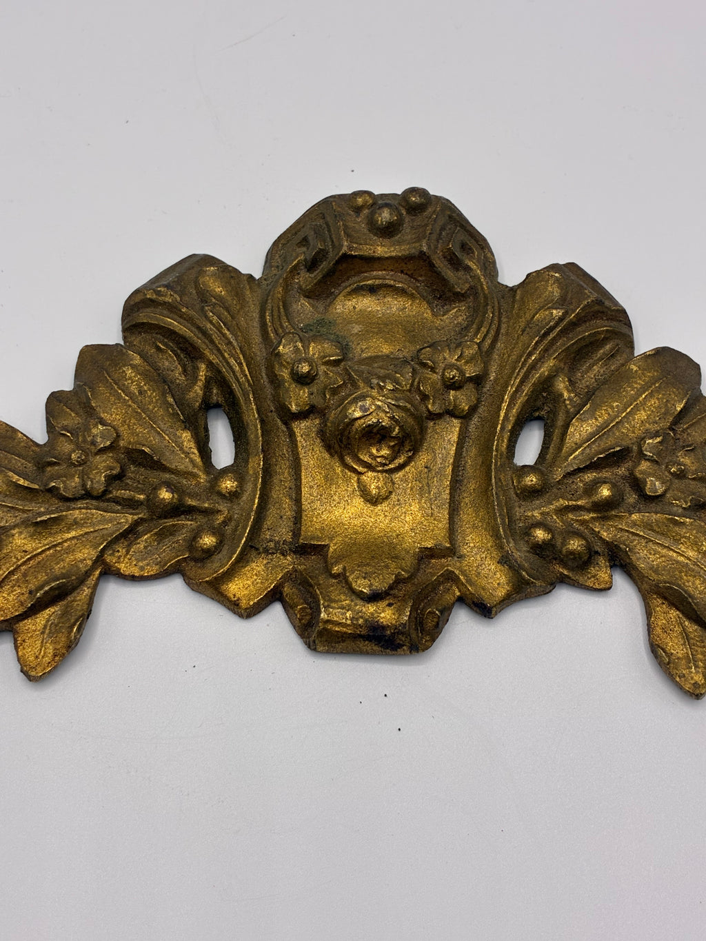 Applique ornementale en bronze – Décor rocaille Louis XV, feuillages et cartouche – Meuble ancien, 26 cm