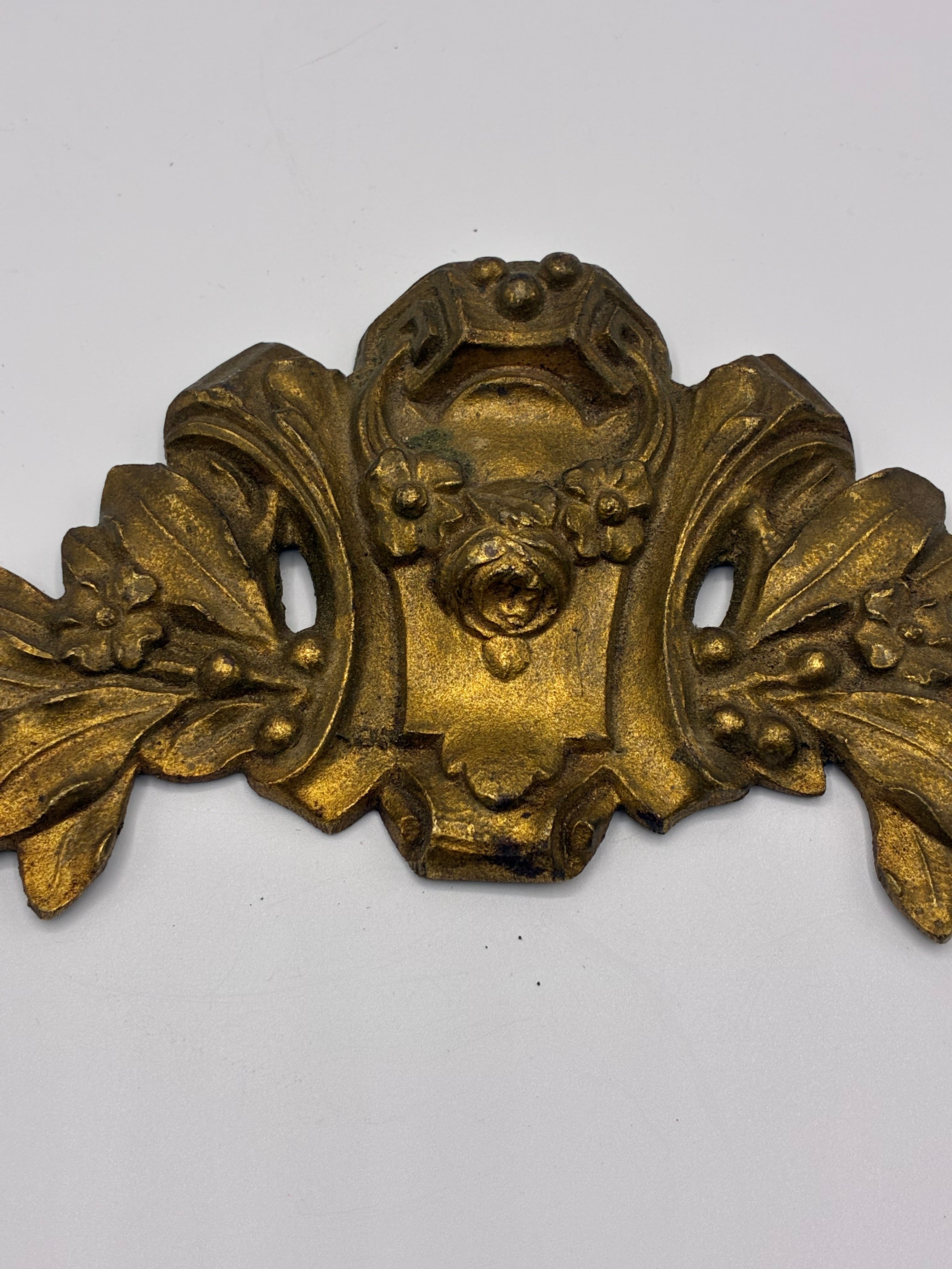 Applique ornementale en bronze – Décor rocaille Louis XV, feuillages et cartouche – Meuble ancien, 26 cm