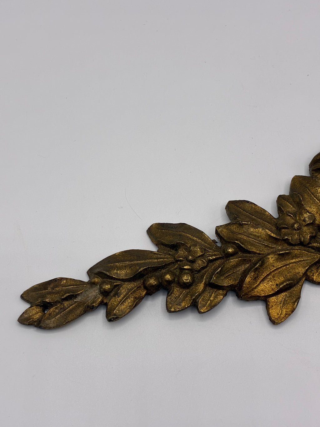 Applique ornementale en bronze – Décor rocaille Louis XV, feuillages et cartouche – Meuble ancien, 26 cm