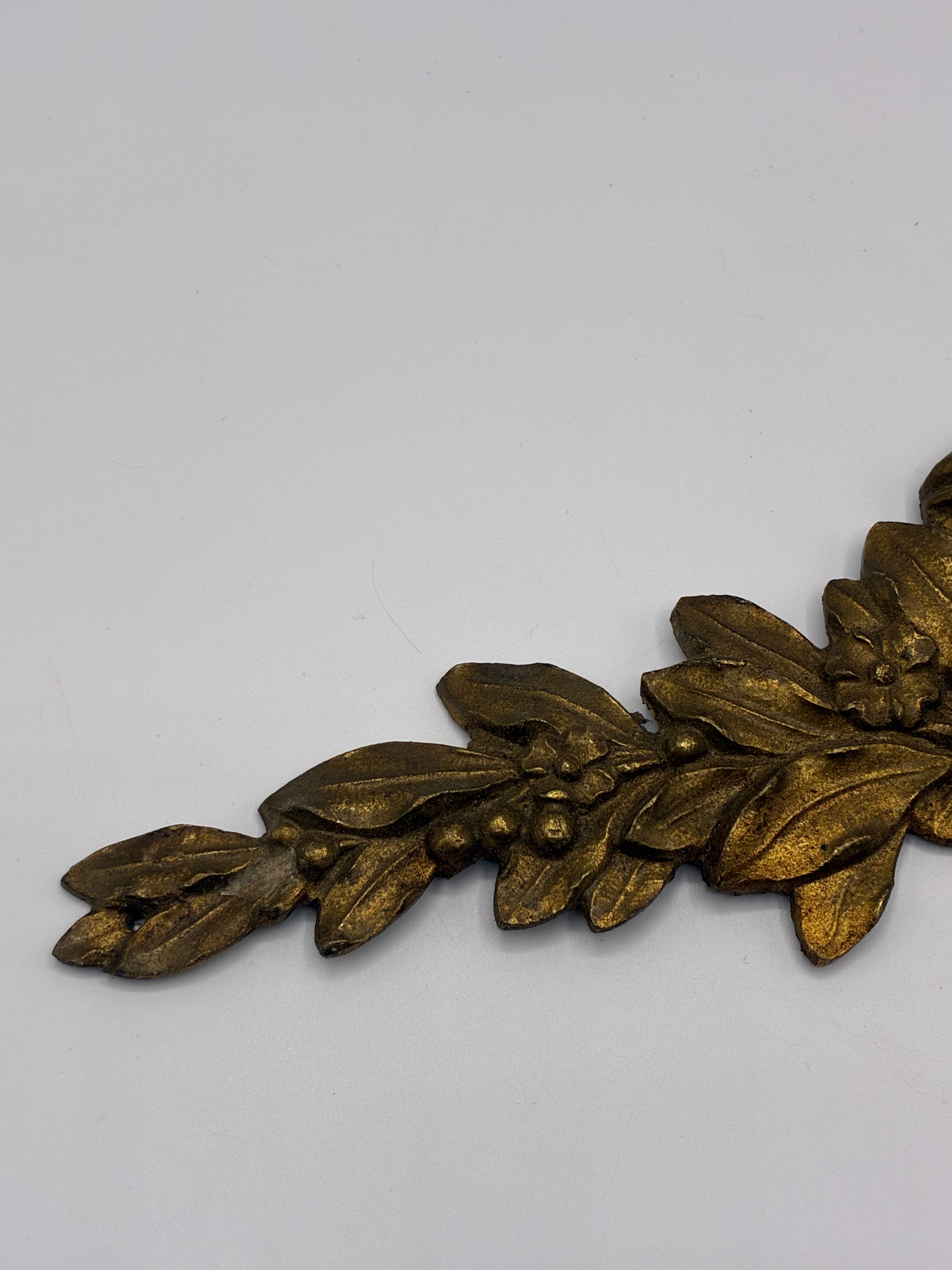 Applique ornementale en bronze – Décor rocaille Louis XV, feuillages et cartouche – Meuble ancien, 26 cm