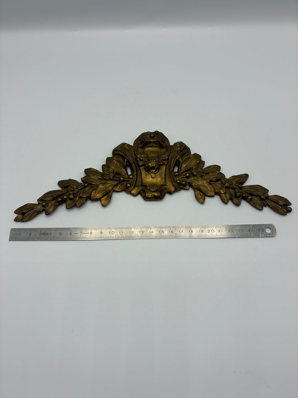 Applique ornementale en bronze – Décor rocaille Louis XV, feuillages et cartouche – Meuble ancien, 26 cm