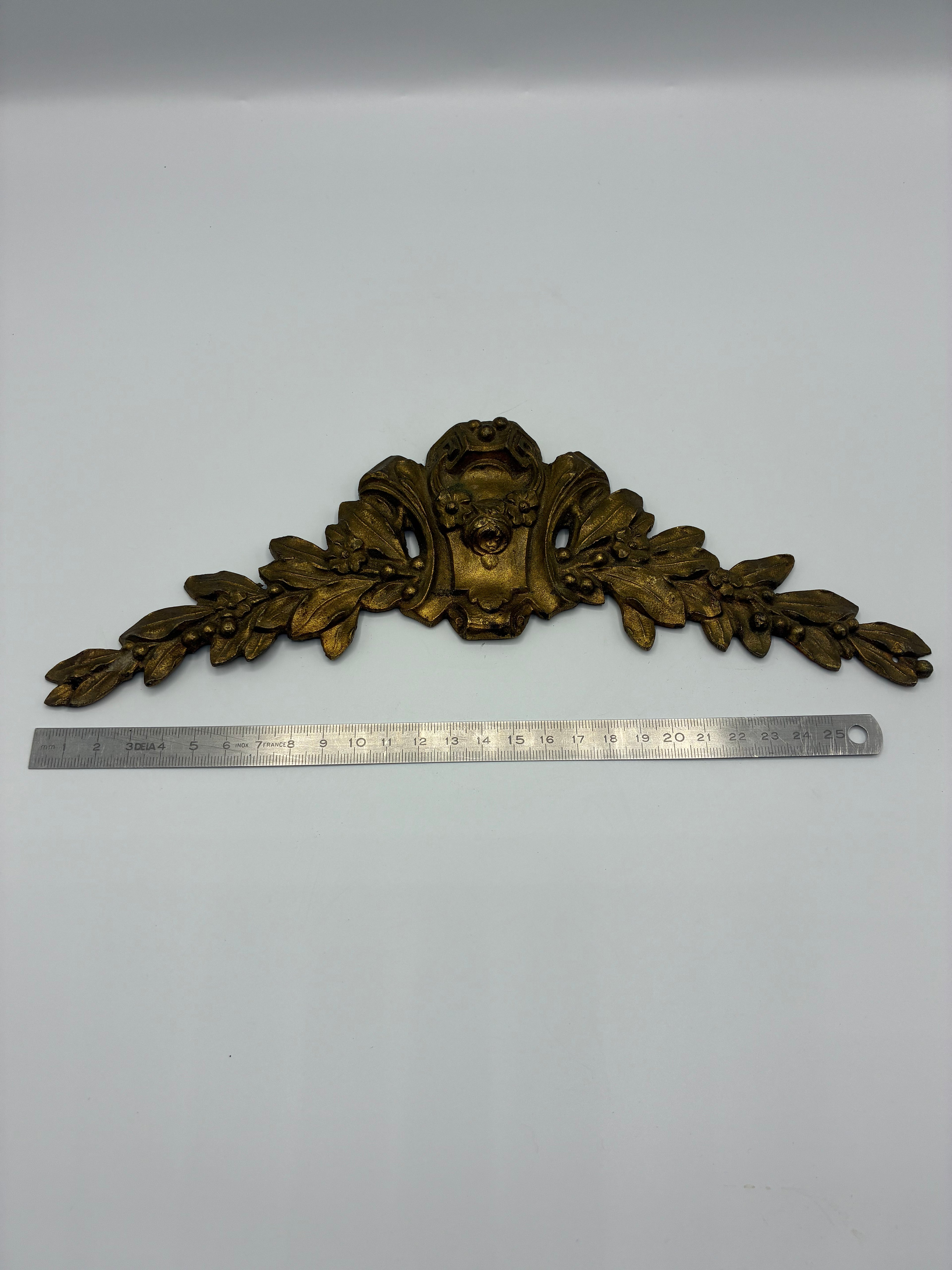 Applique ornementale en bronze – Décor rocaille Louis XV, feuillages et cartouche – Meuble ancien, 26 cm