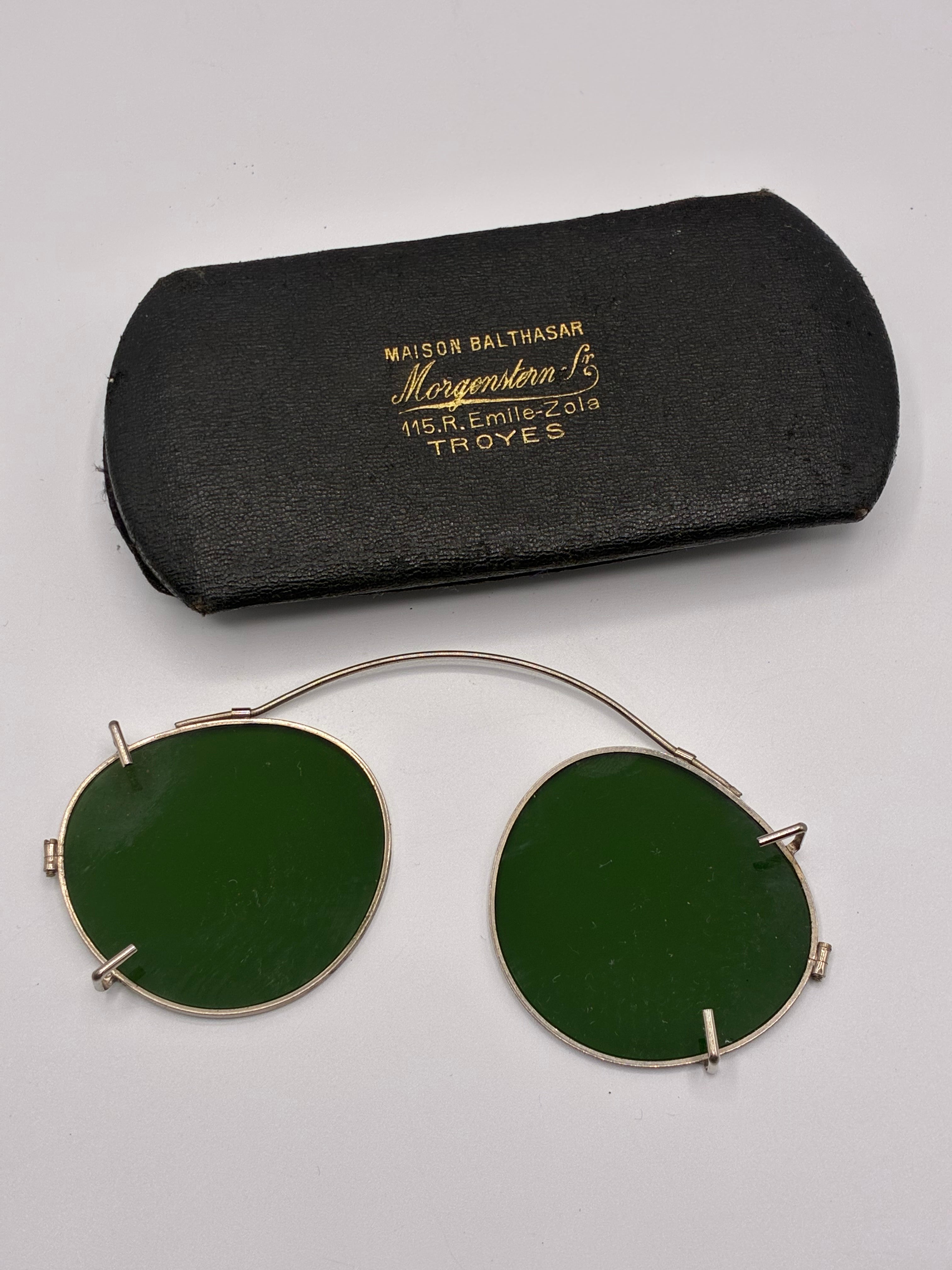 Lunettes pince-nez anciennes – Verres ronds teintés vert – Étui Maison Balthasar Morgenstern, Troyes – Belle Époque