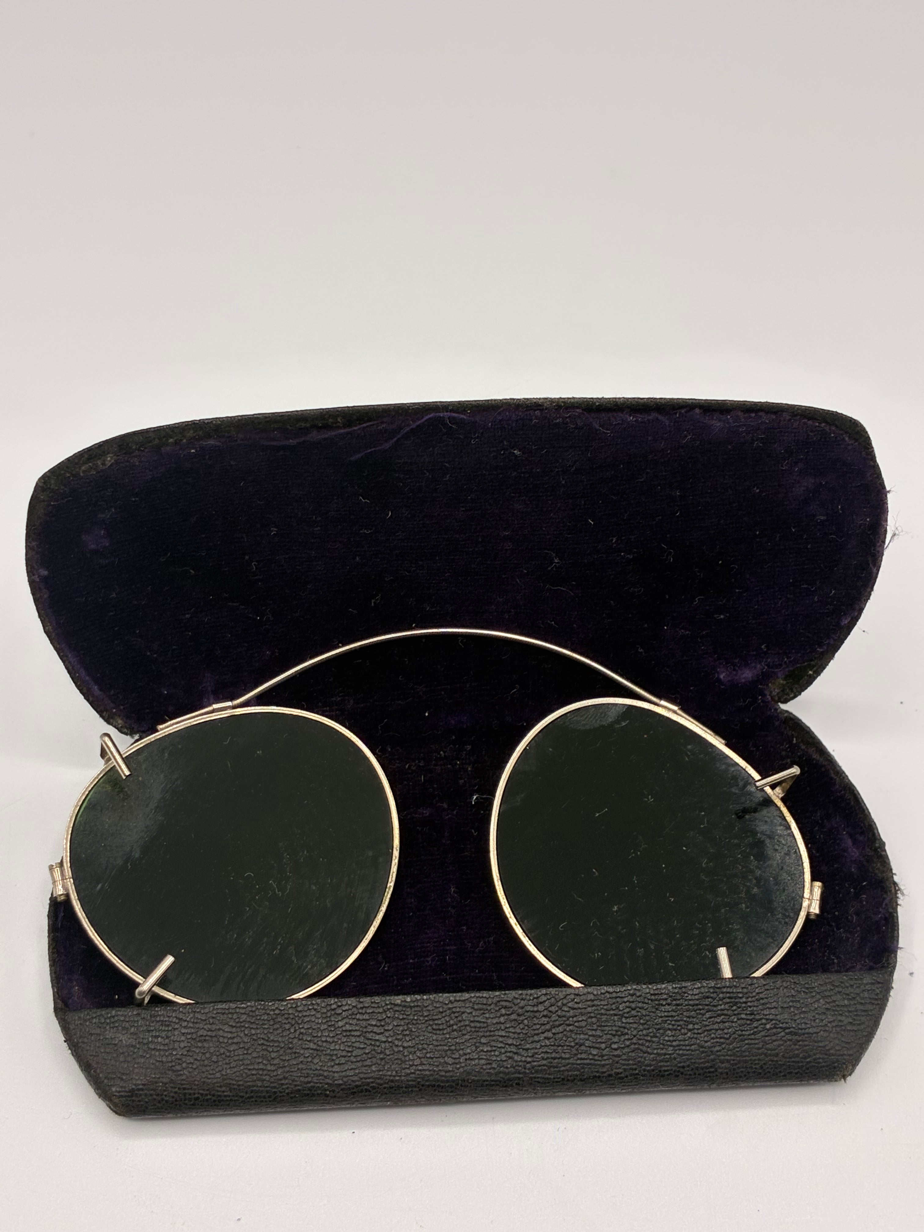 Lunettes pince-nez anciennes – Verres ronds teintés vert – Étui Maison Balthasar Morgenstern, Troyes – Belle Époque