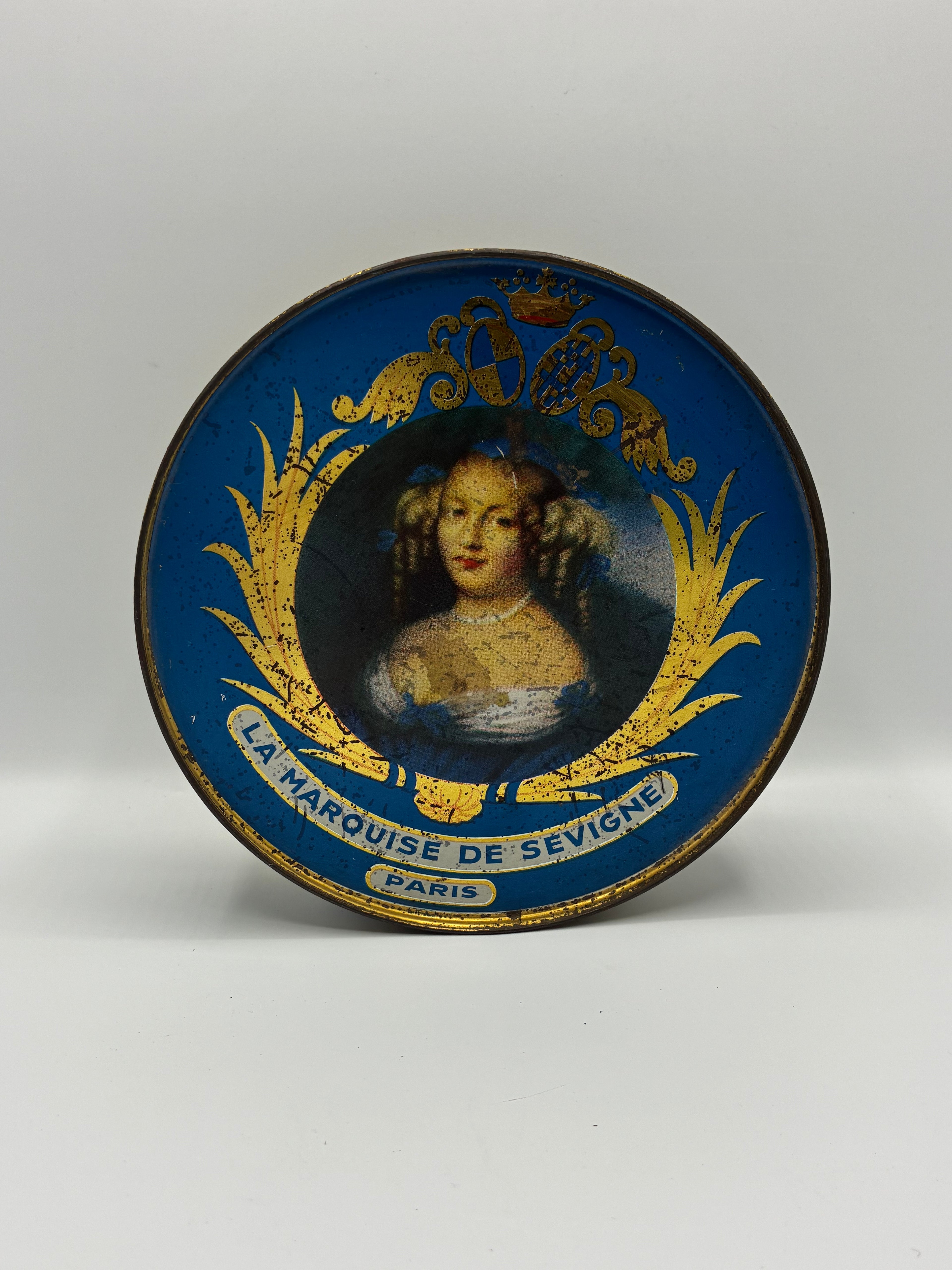Boîte ancienne en tôle lithographiée – La Marquise de Sévigné, Paris – Chocolaterie fin XIXe siècle