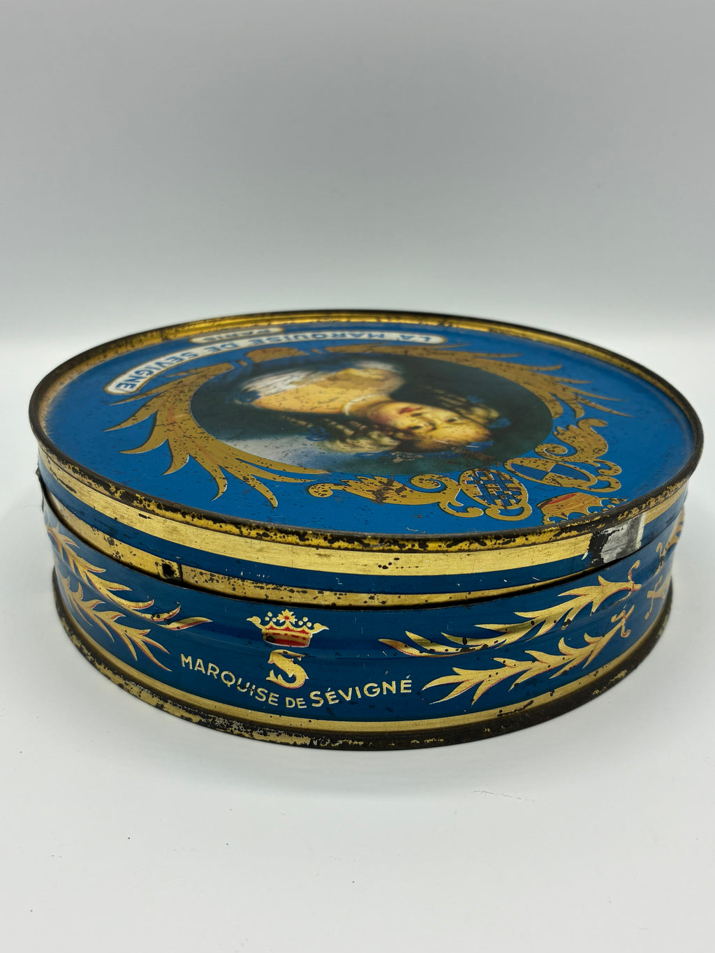 Boîte ancienne en tôle lithographiée – La Marquise de Sévigné, Paris – Chocolaterie fin XIXe siècle