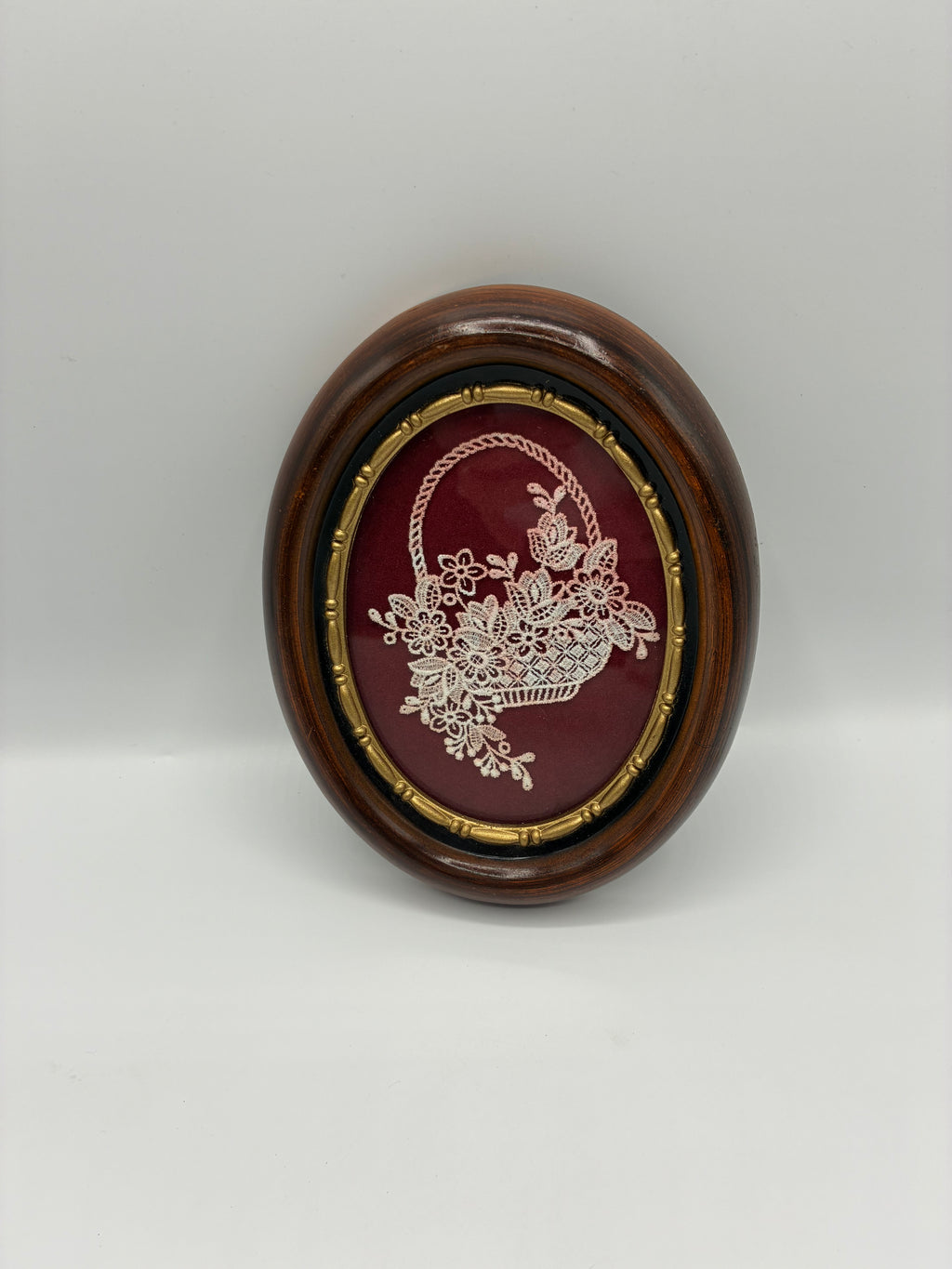 Cadre ovale dentelle de Bruges – Panier fleuri sous verre, Scarabee Brugge, années 1960–70