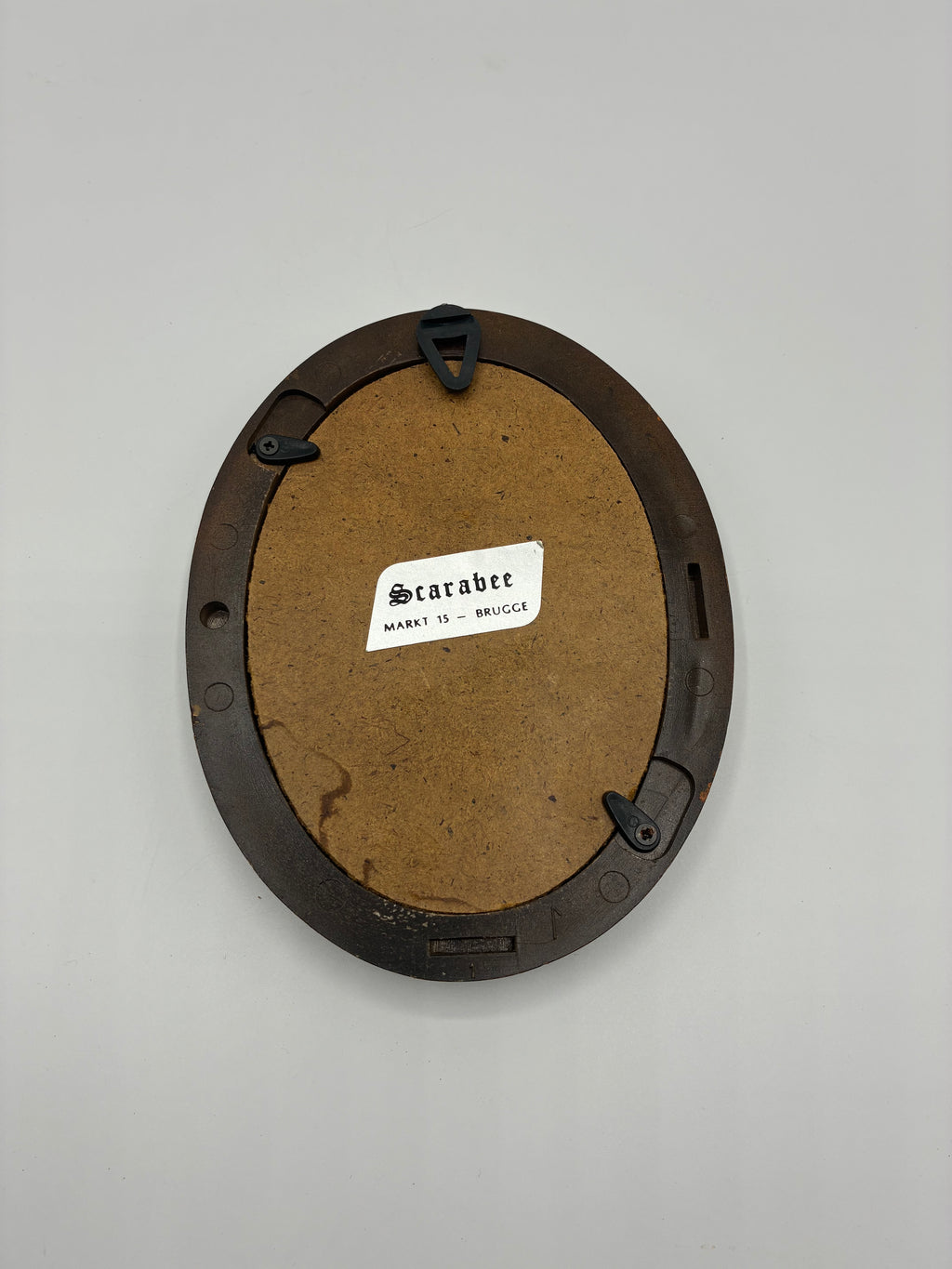 Cadre ovale dentelle de Bruges – Panier fleuri sous verre, Scarabee Brugge, années 1960–70