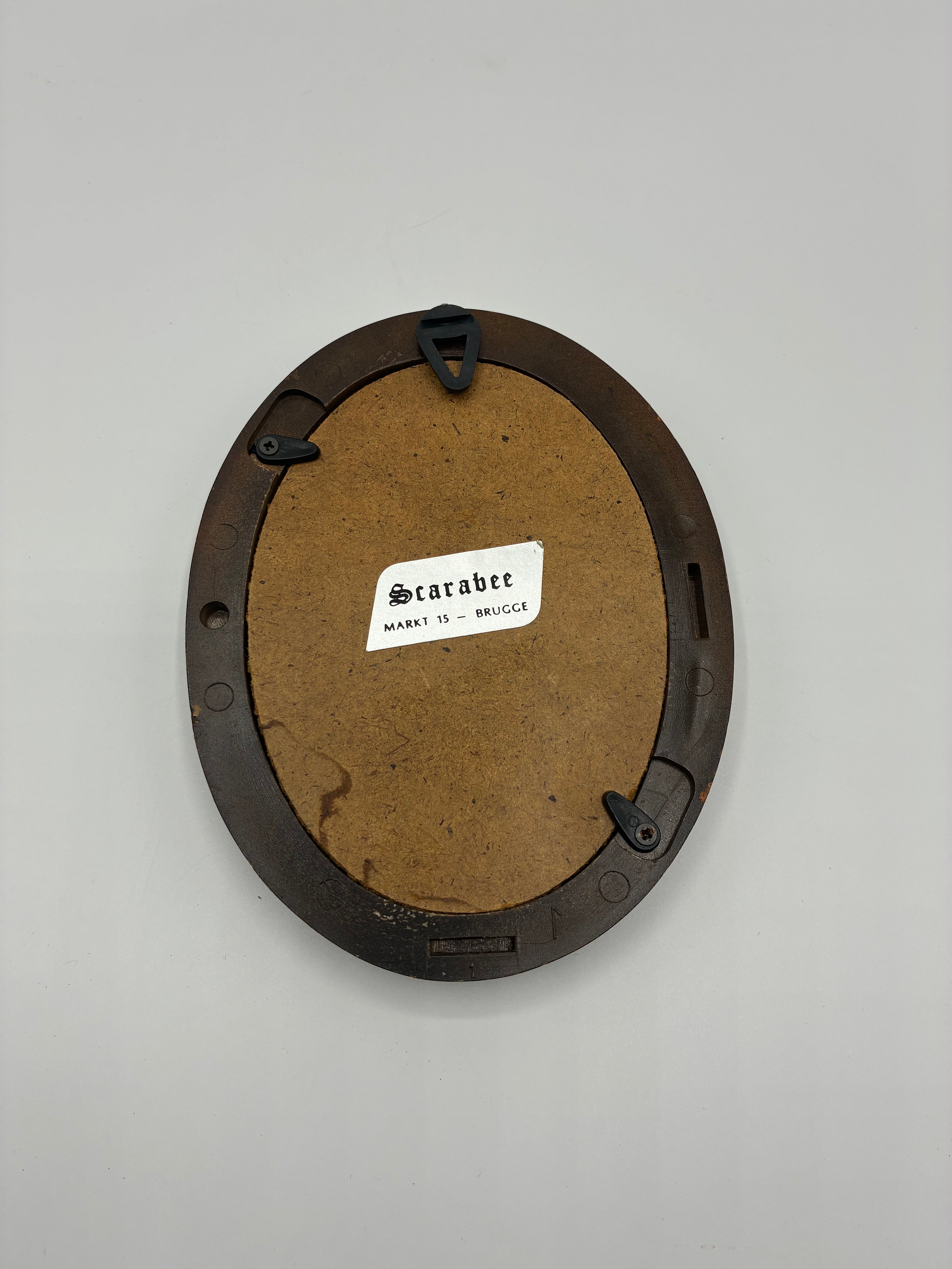 Cadre ovale dentelle de Bruges – Panier fleuri sous verre, Scarabee Brugge, années 1960–70