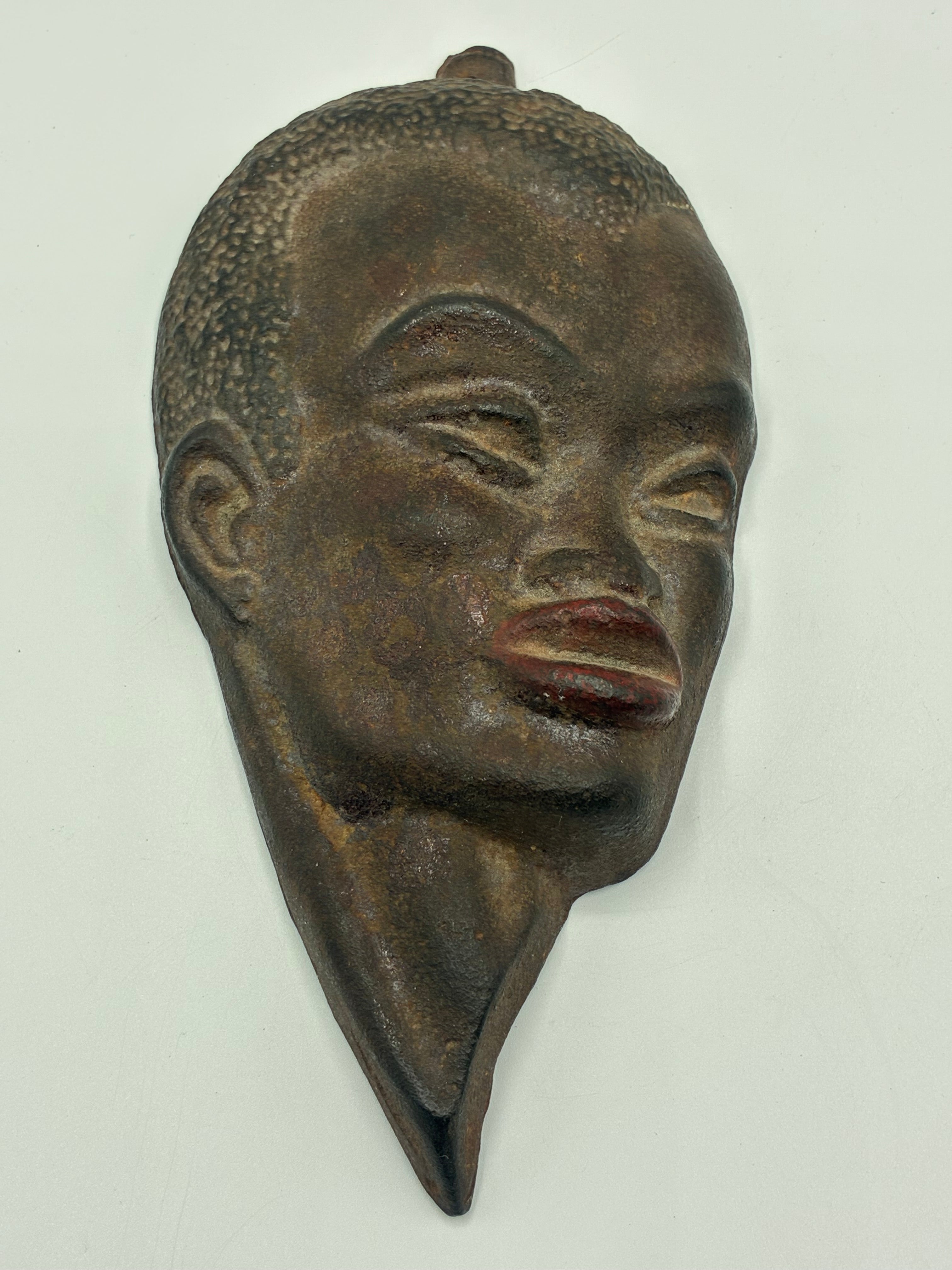 Masque mural en fonte – Visage expressif d’inspiration africaine, décor vintage, milieu XXe siècle
