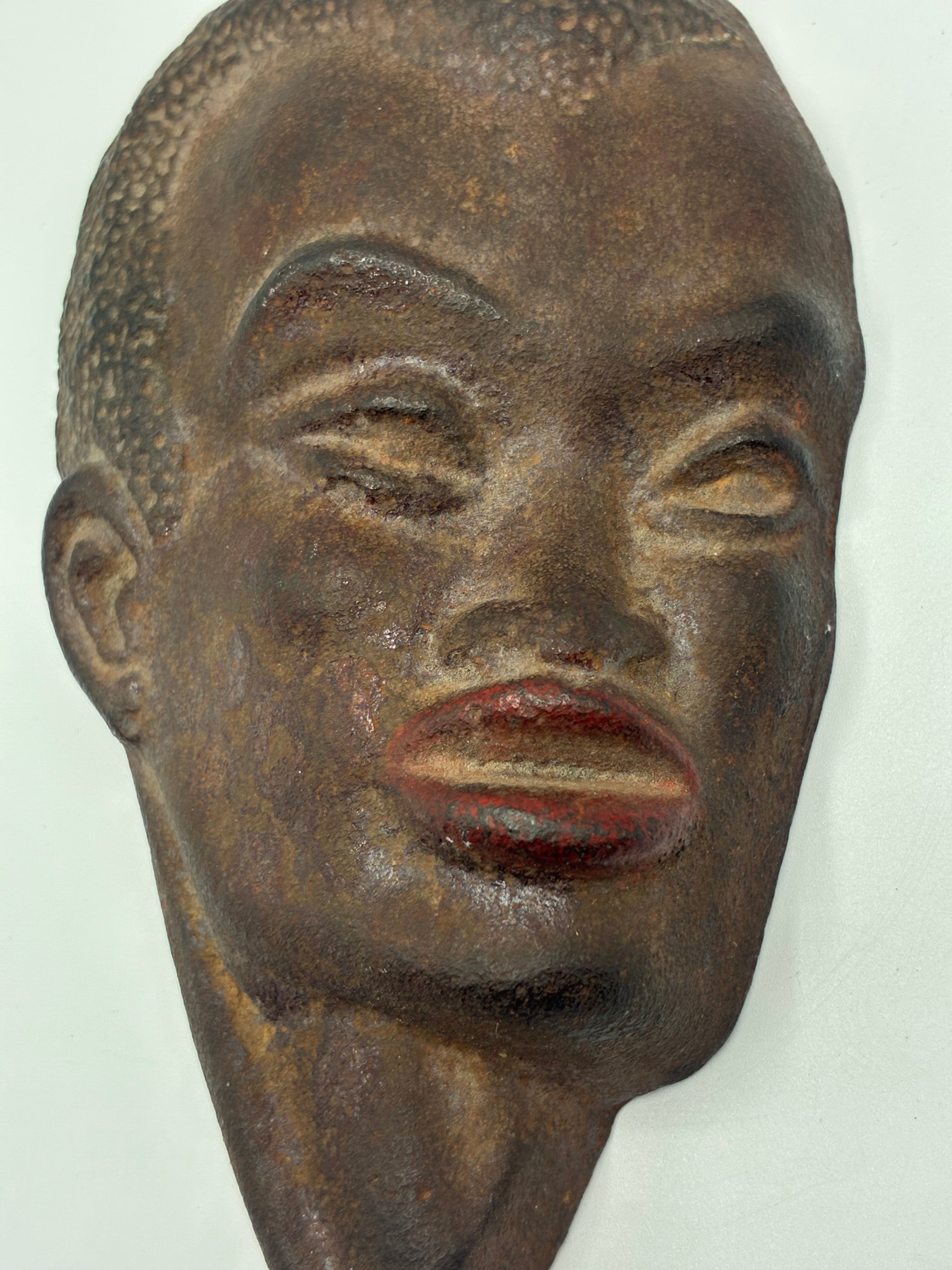 Masque mural en fonte – Visage expressif d’inspiration africaine, décor vintage, milieu XXe siècle