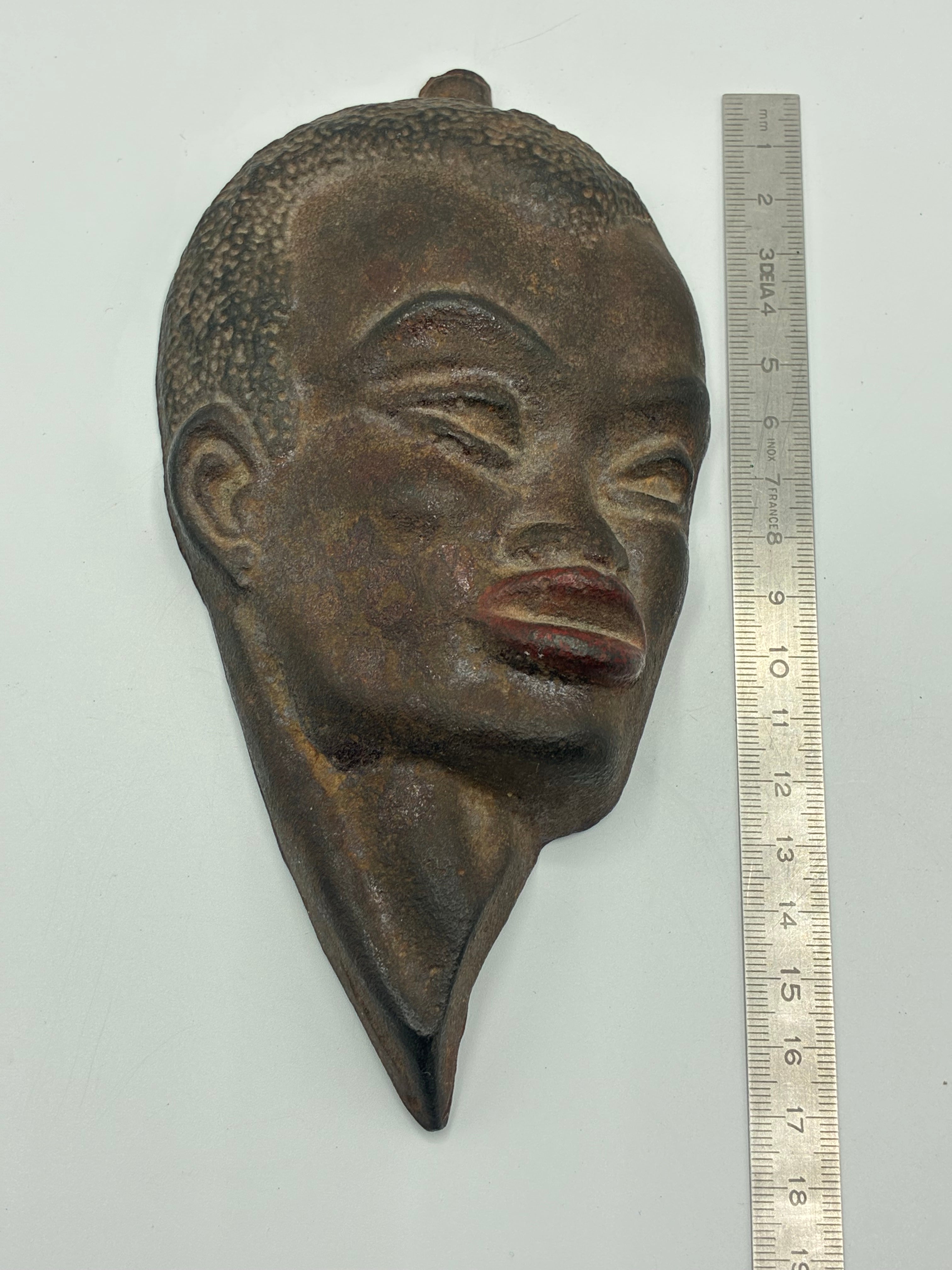 Masque mural en fonte – Visage expressif d’inspiration africaine, décor vintage, milieu XXe siècle