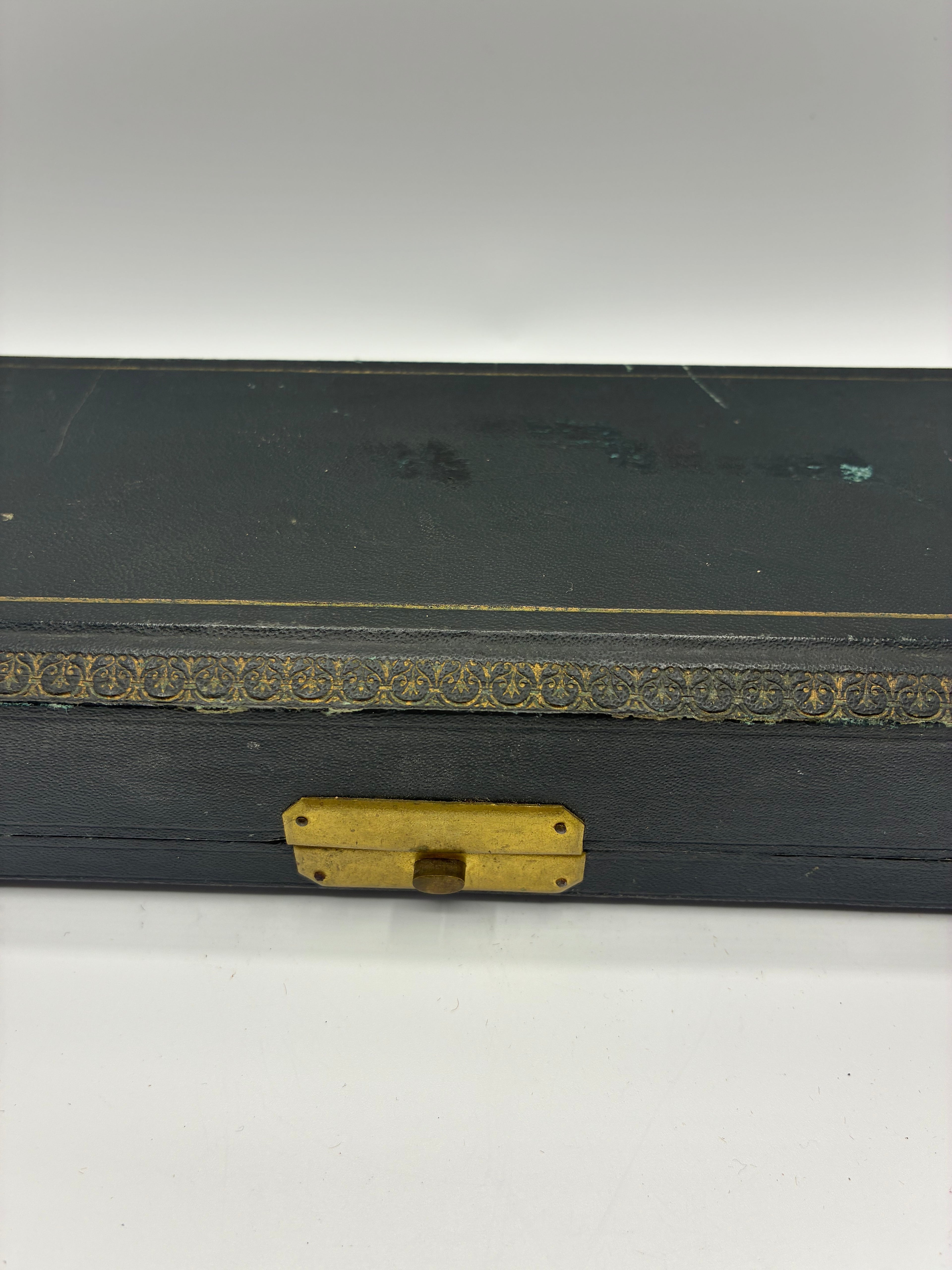 Service à découper ancien – Métal argenté, décor rocaille, coffret velours vert, Belle Époque