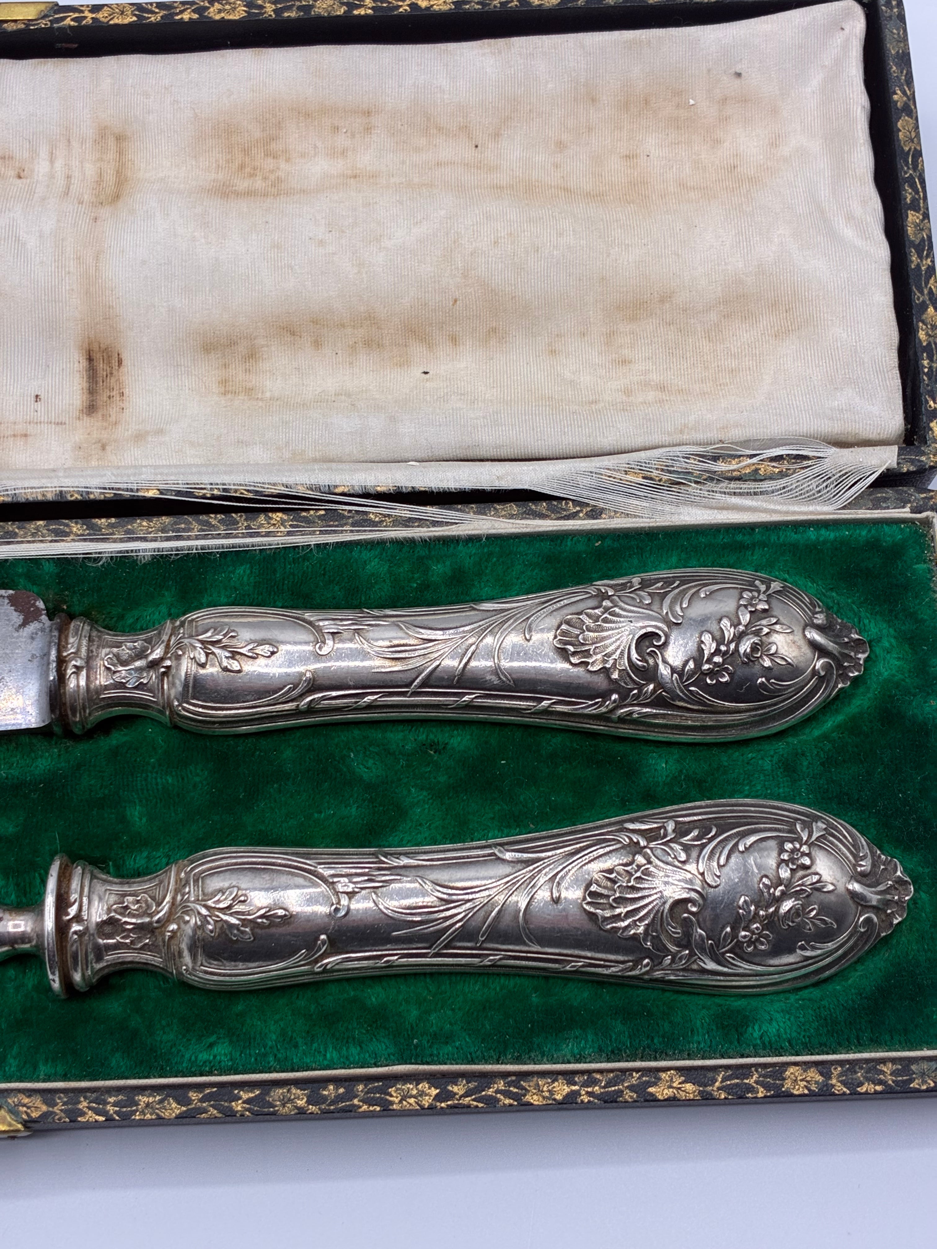 Service à découper ancien – Métal argenté, décor rocaille, coffret velours vert, Belle Époque