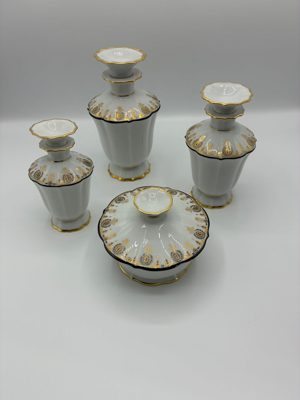 Ensemble de toilette en porcelaine de Limoges – Art Déco, décors dorés, vers 1925–1935