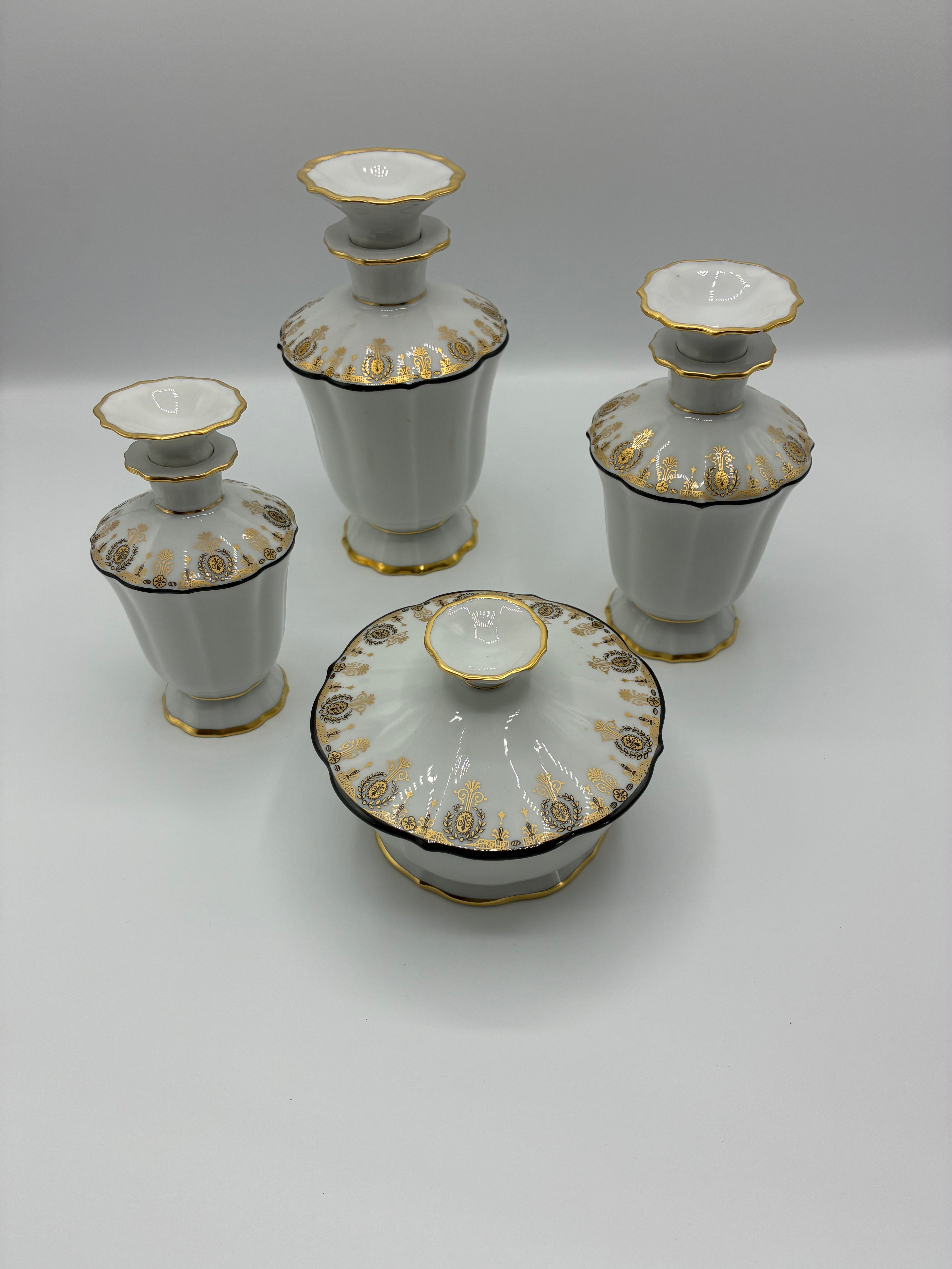 Ensemble de toilette en porcelaine de Limoges – Art Déco, décors dorés, vers 1925–1935