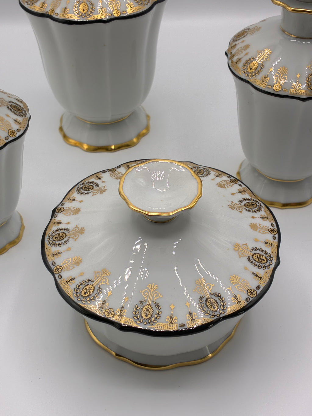 Ensemble de toilette en porcelaine de Limoges – Art Déco, décors dorés, vers 1925–1935