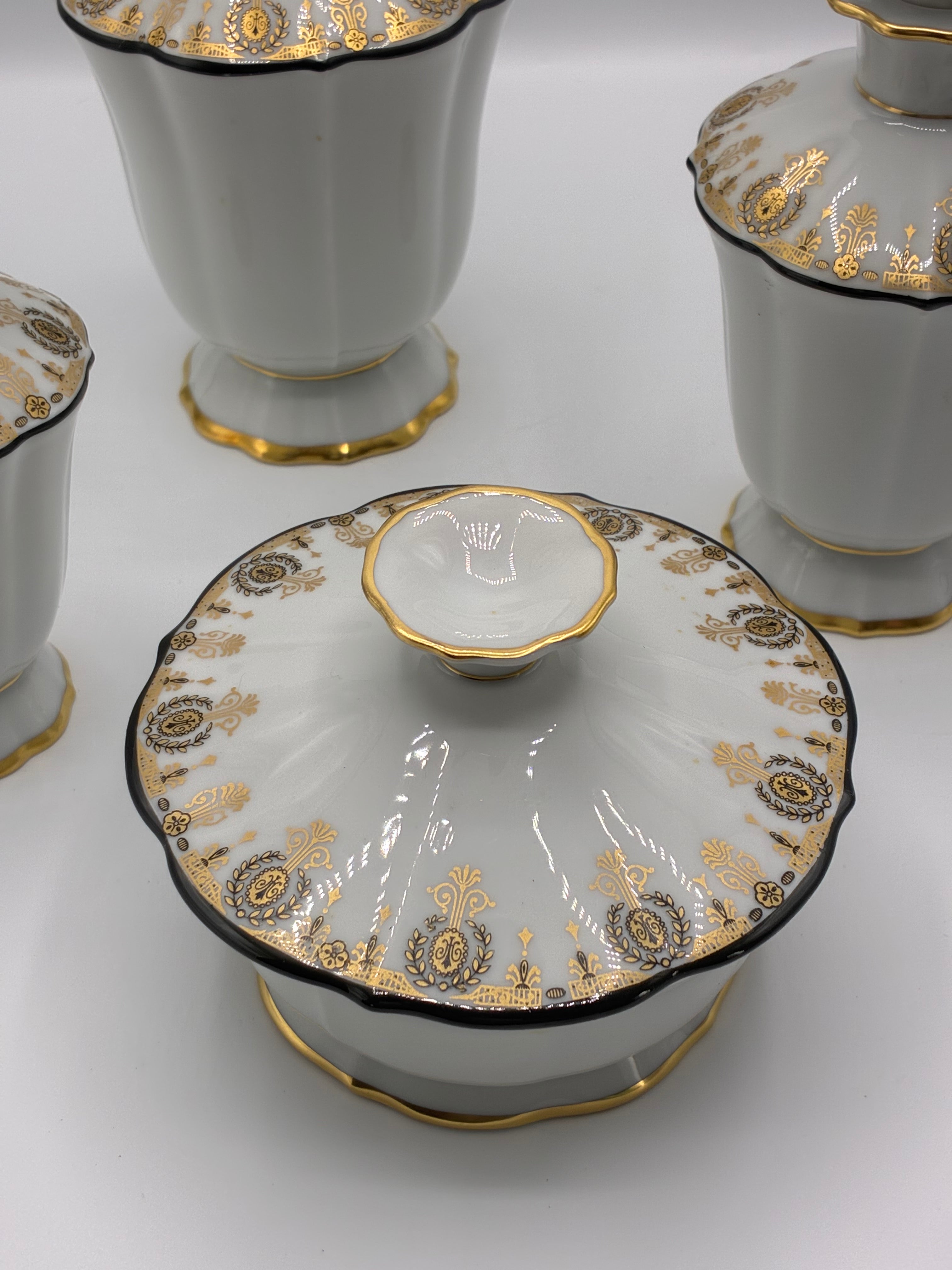 Ensemble de toilette en porcelaine de Limoges – Art Déco, décors dorés, vers 1925–1935