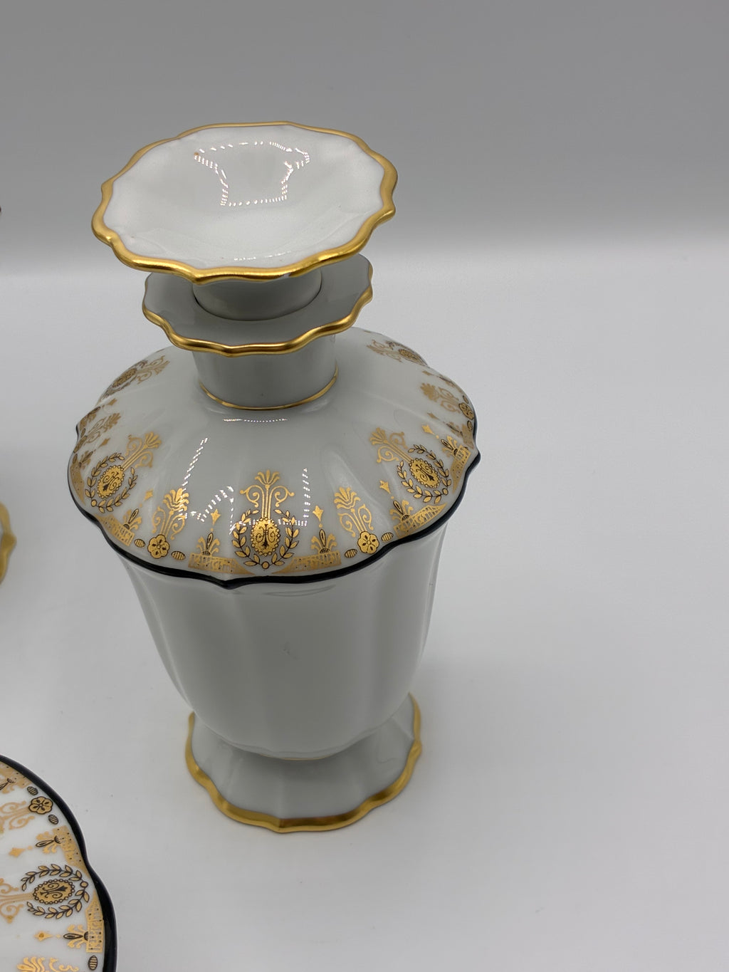 Ensemble de toilette en porcelaine de Limoges – Art Déco, décors dorés, vers 1925–1935