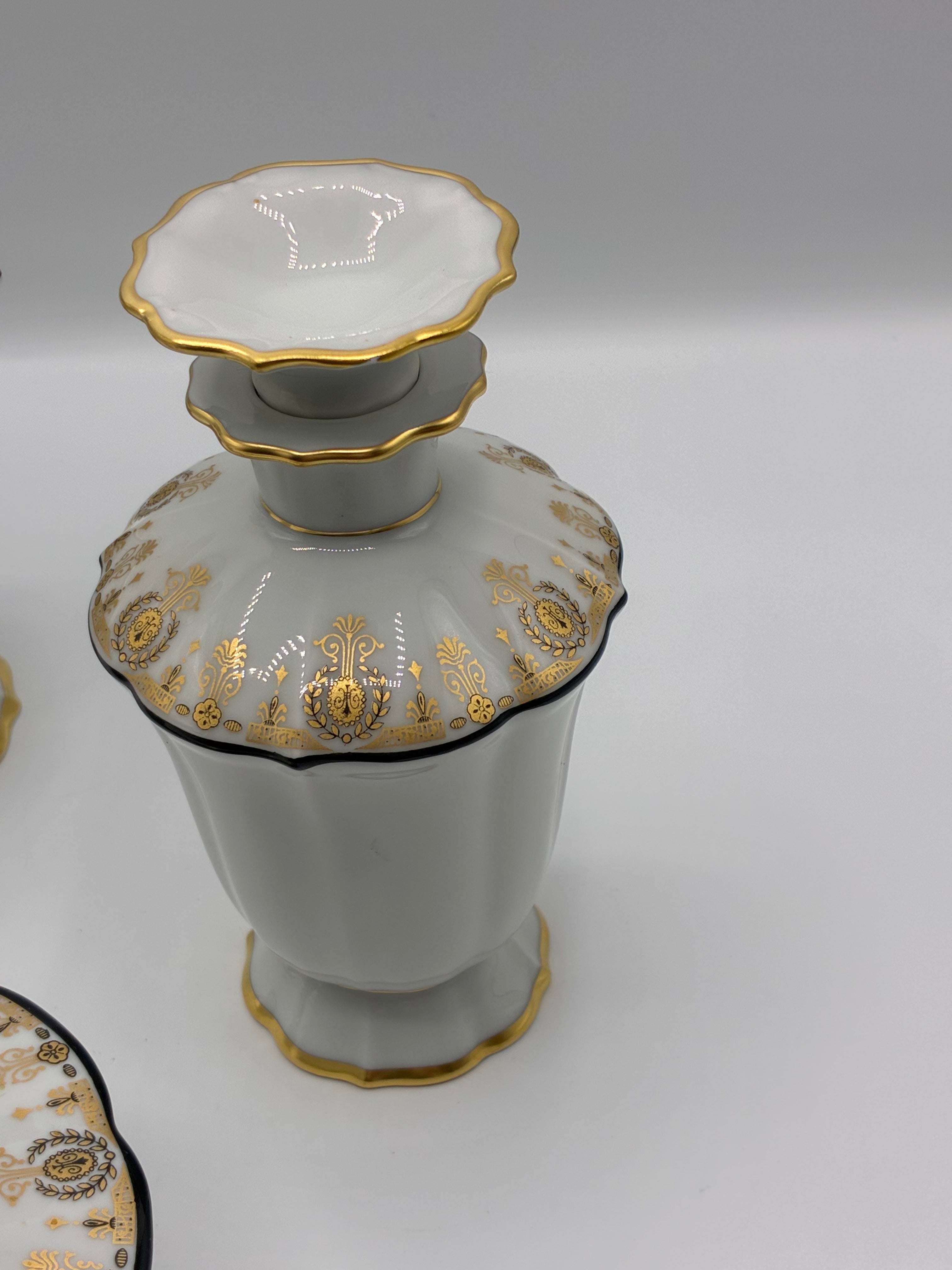 Ensemble de toilette en porcelaine de Limoges – Art Déco, décors dorés, vers 1925–1935