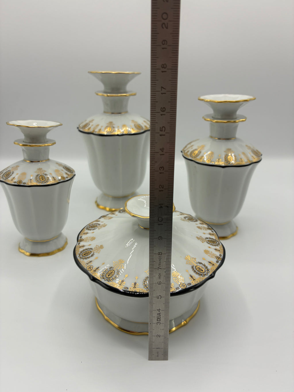 Ensemble de toilette en porcelaine de Limoges – Art Déco, décors dorés, vers 1925–1935