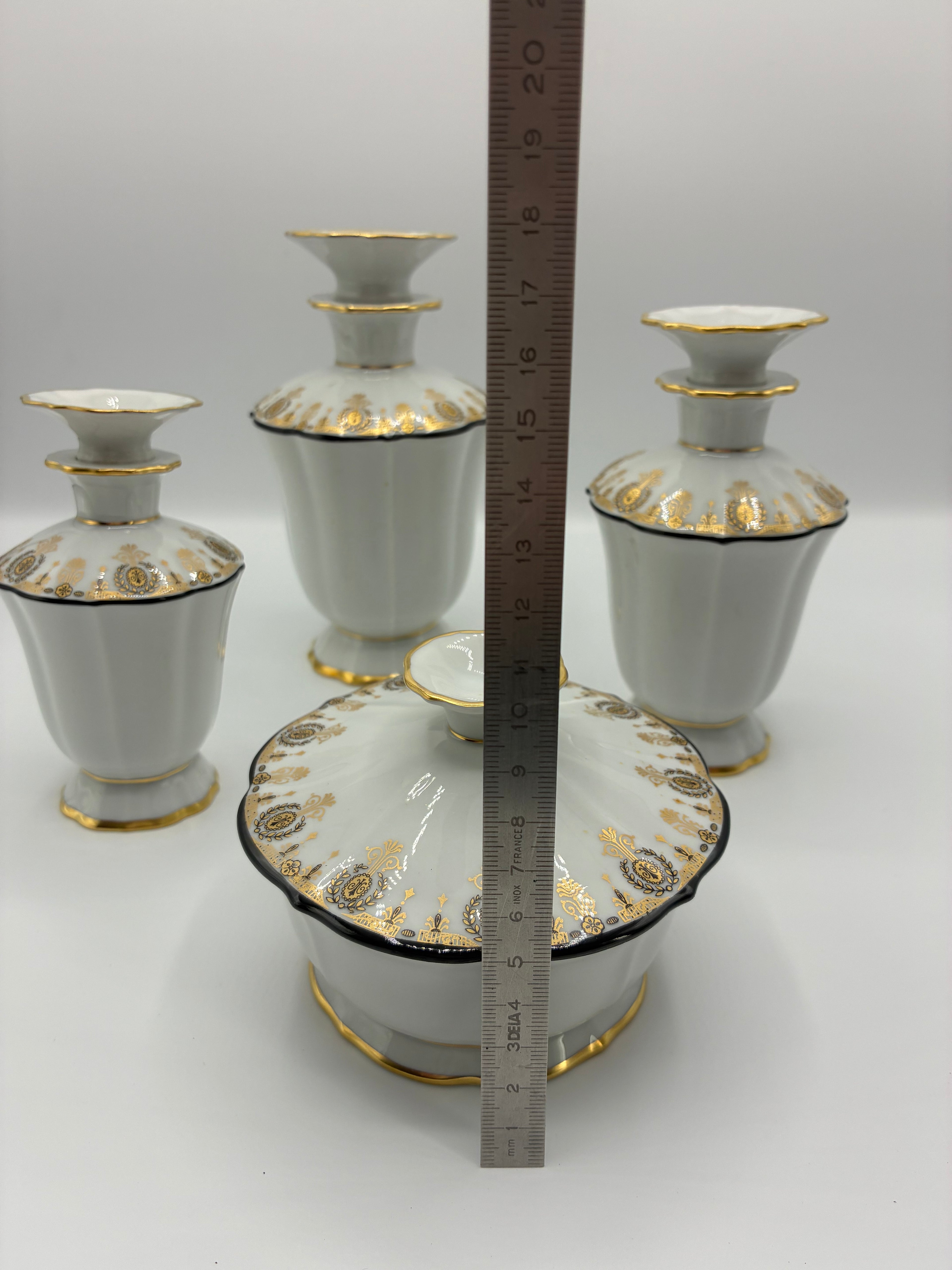 Ensemble de toilette en porcelaine de Limoges – Art Déco, décors dorés, vers 1925–1935
