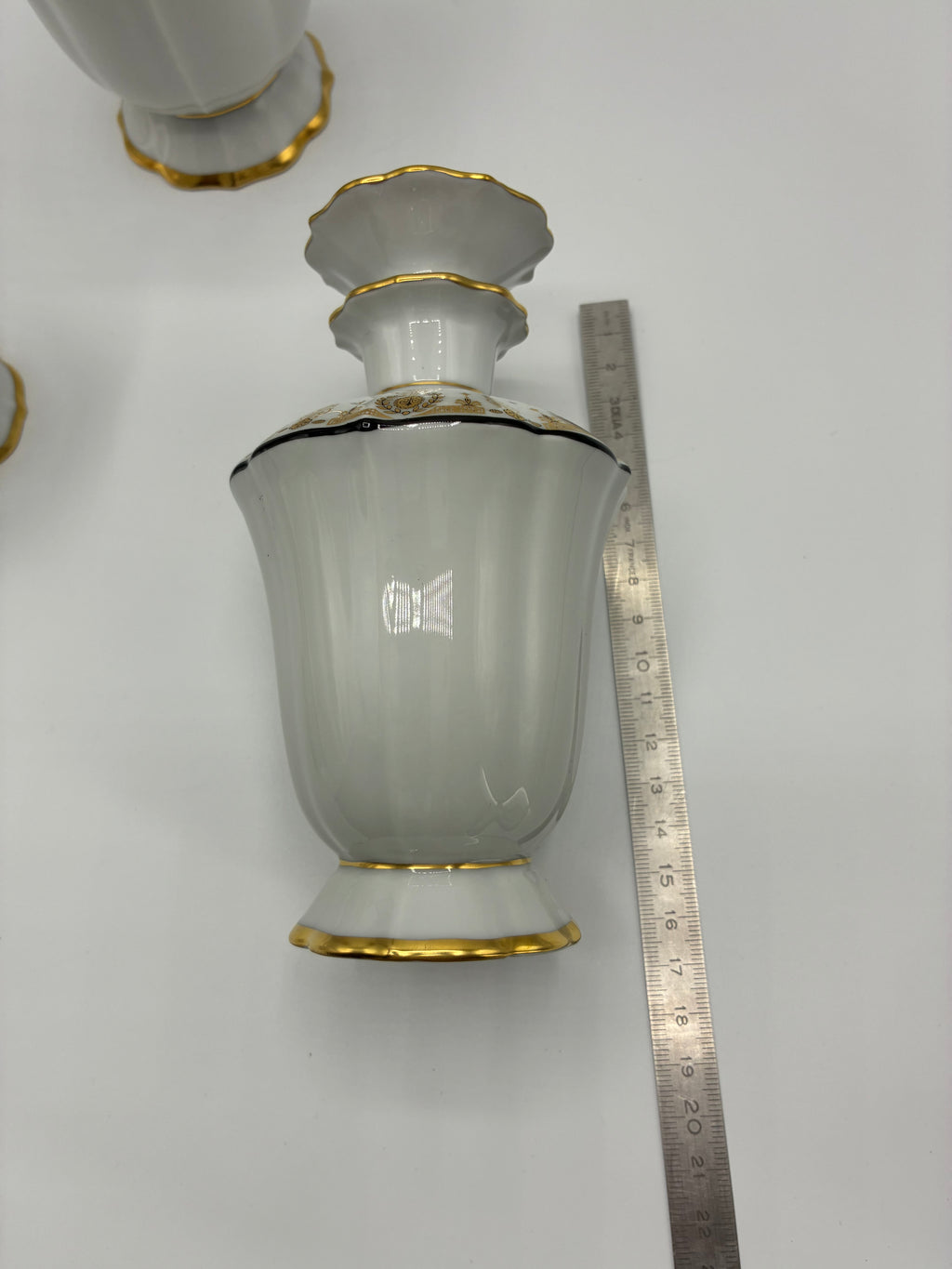 Ensemble de toilette en porcelaine de Limoges – Art Déco, décors dorés, vers 1925–1935