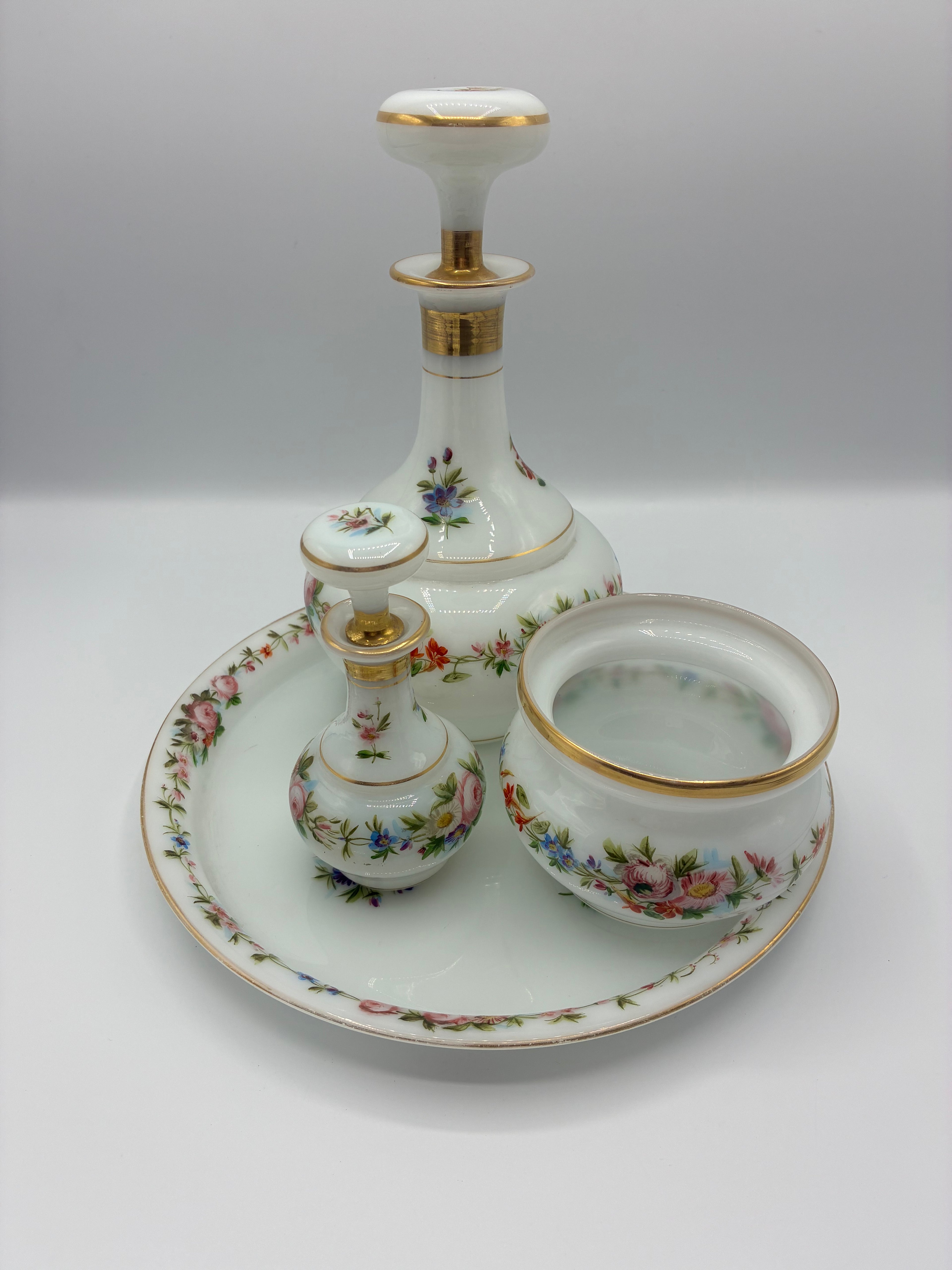 Service de nuit en opaline – Décor floral peint à la main, fin XIXe siècle