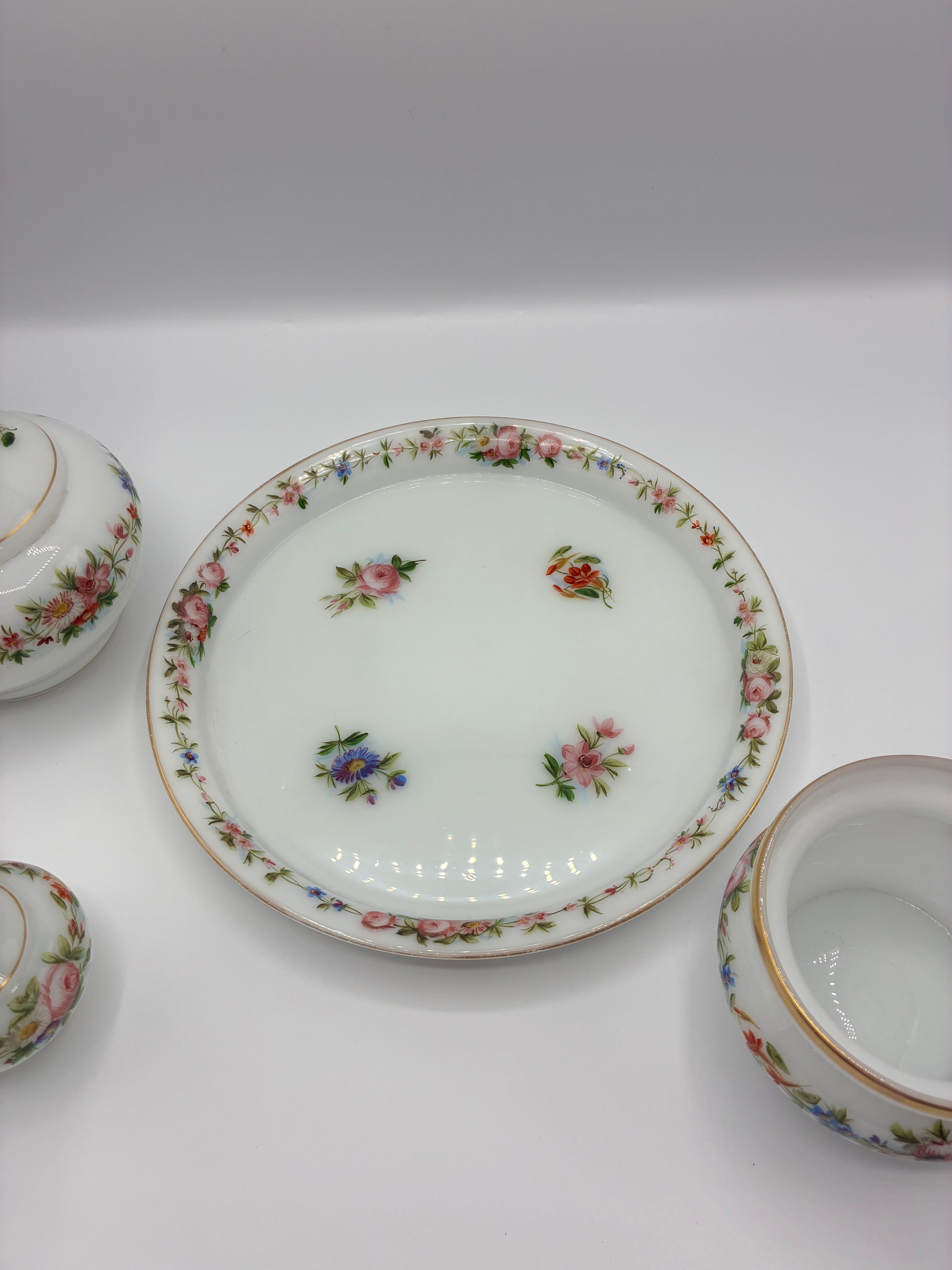 Service de nuit en opaline – Décor floral peint à la main, fin XIXe siècle