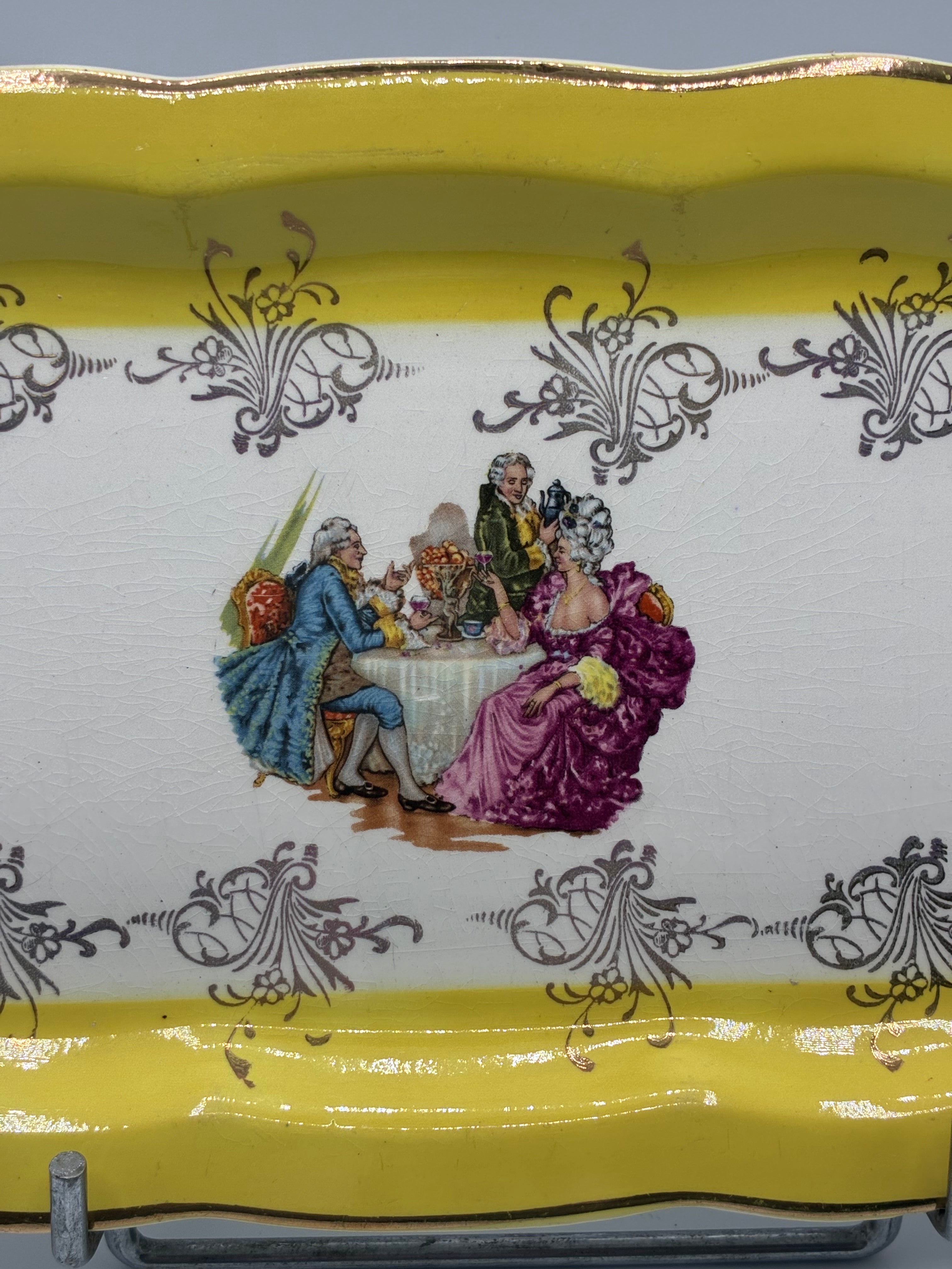 Plat rectangulaire Digoin & Sarreguemines – Scène galante XVIIIe, bordure jaune, milieu XXe