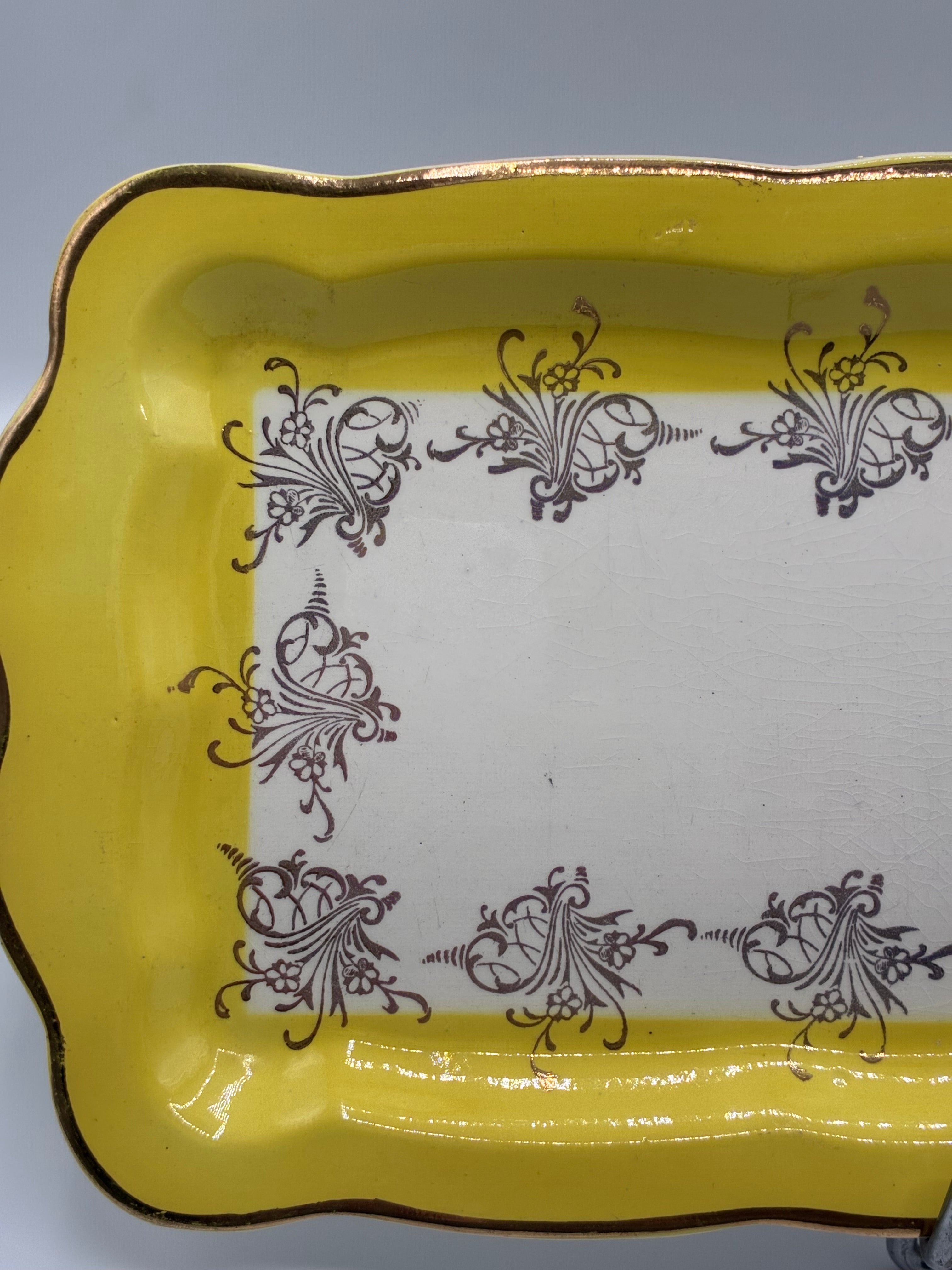 Plat rectangulaire Digoin & Sarreguemines – Scène galante XVIIIe, bordure jaune, milieu XXe