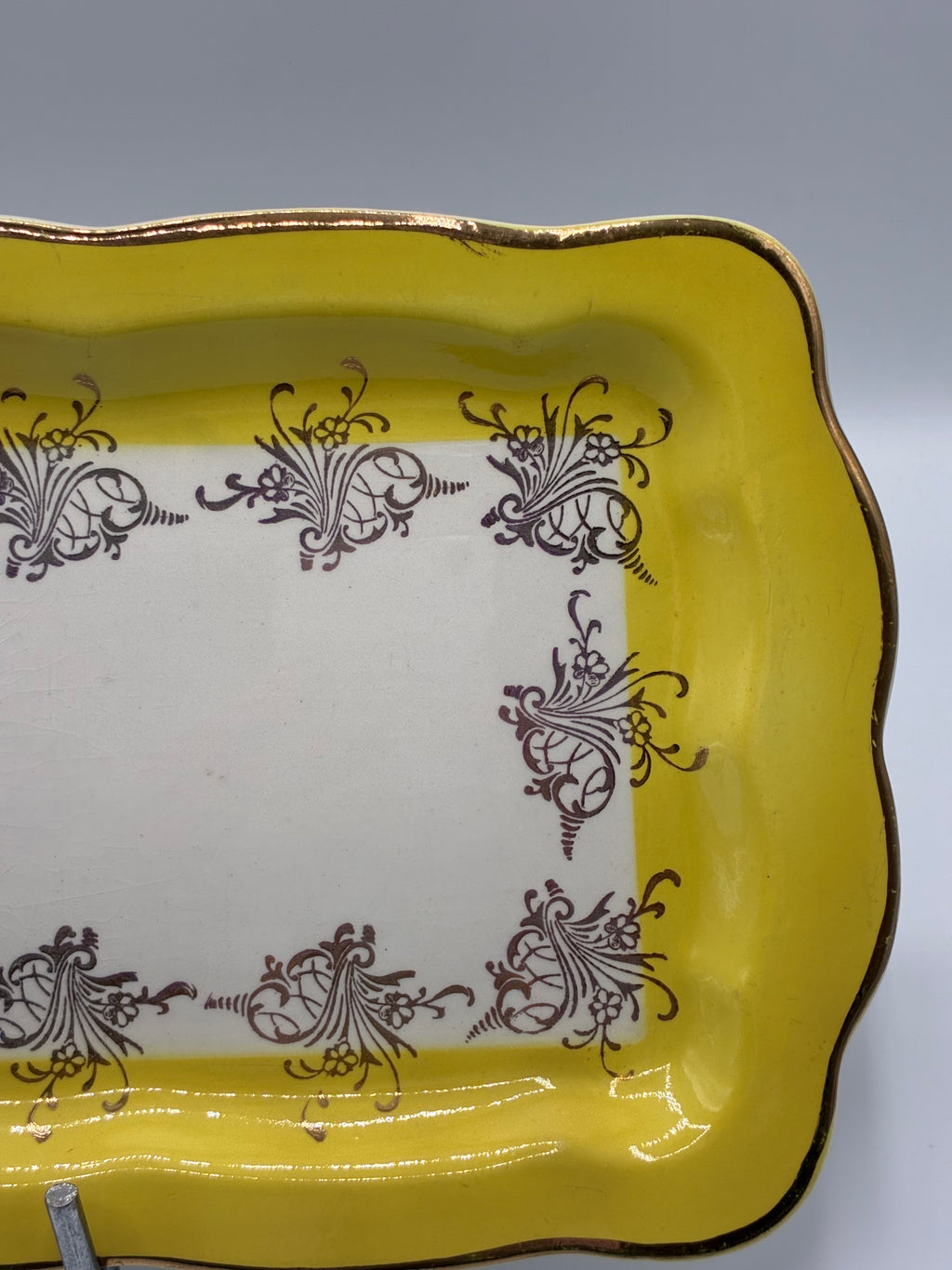 Plat rectangulaire Digoin & Sarreguemines – Scène galante XVIIIe, bordure jaune, milieu XXe