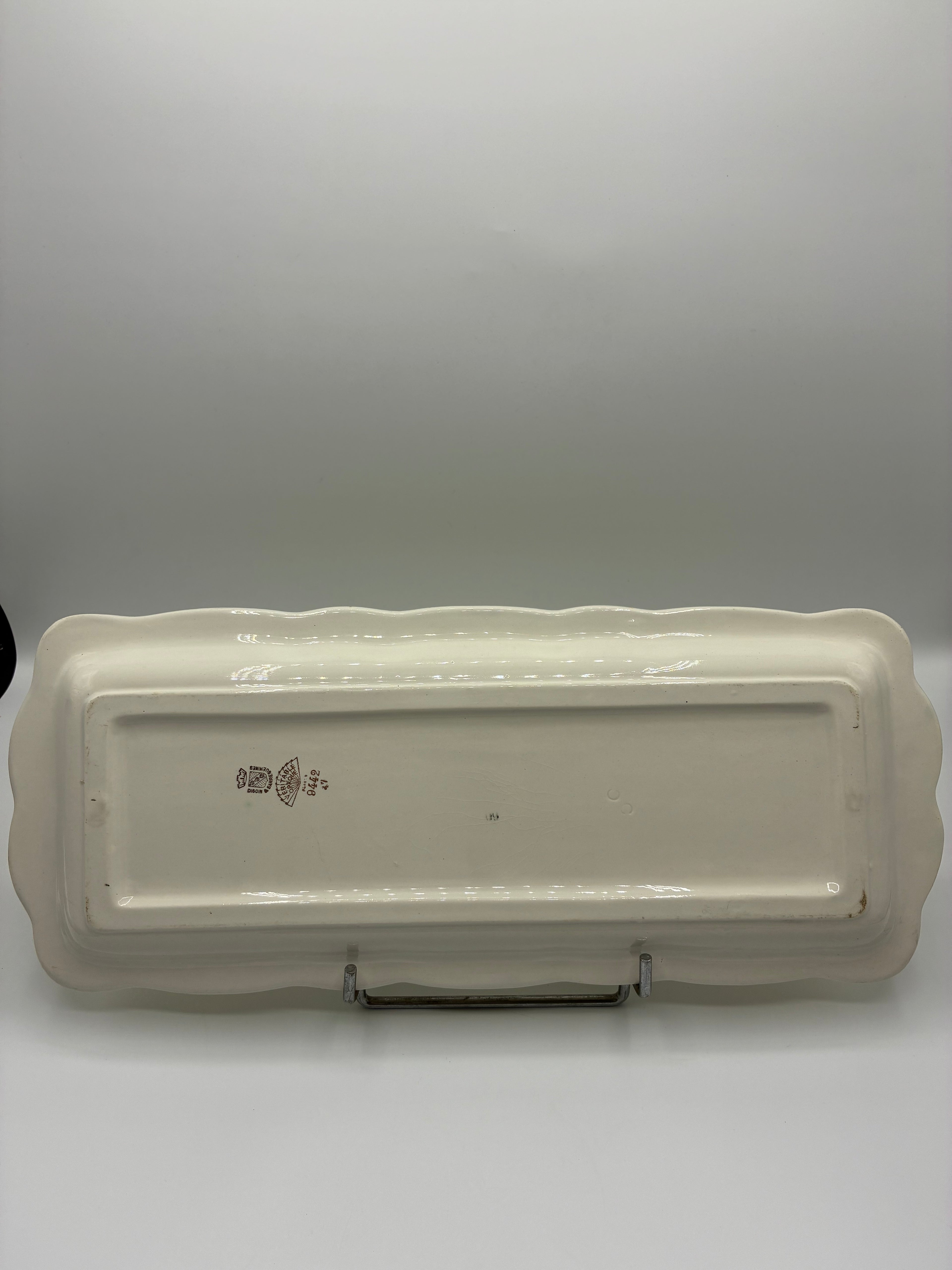 Plat rectangulaire Digoin & Sarreguemines – Scène galante XVIIIe, bordure jaune, milieu XXe