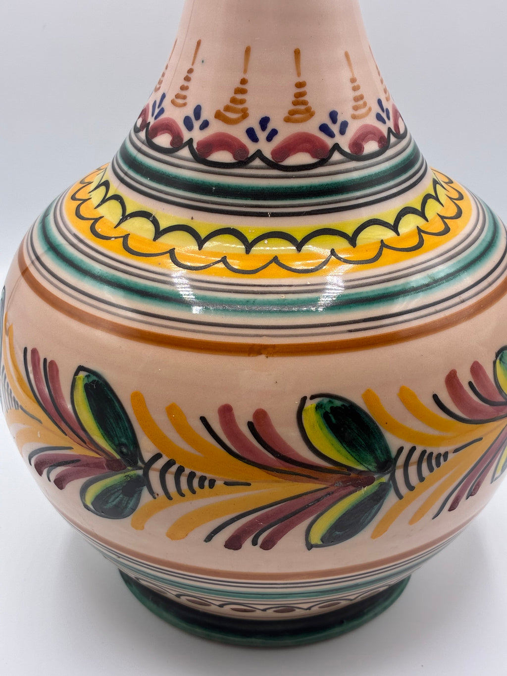 Grande aiguière en céramique – Style Talavera ibérique, peinte à la main, milieu XXe siècle