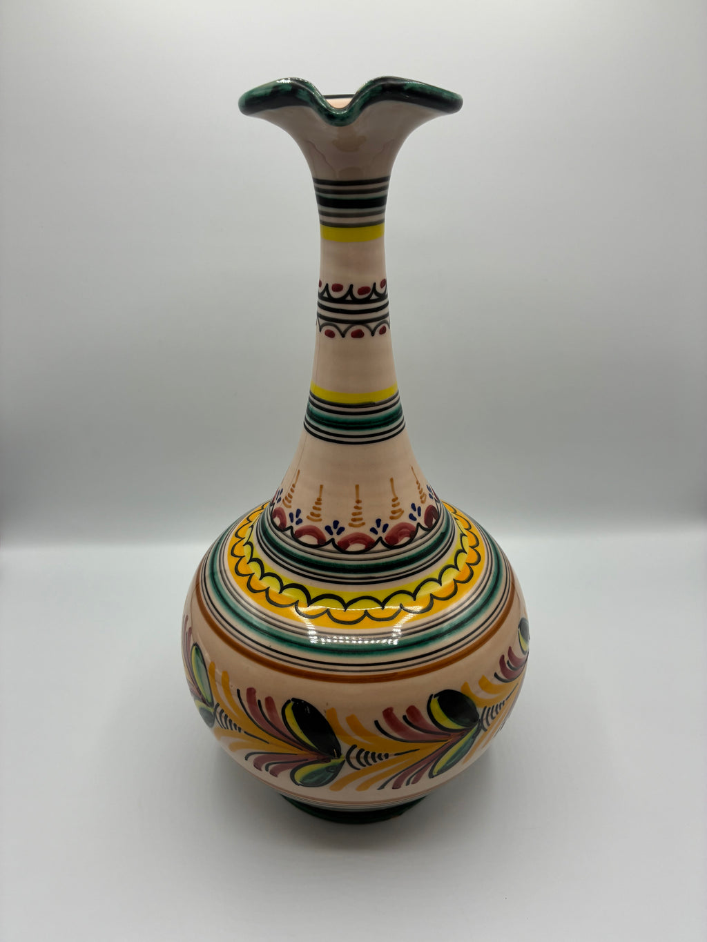 Grande aiguière en céramique – Style Talavera ibérique, peinte à la main, milieu XXe siècle