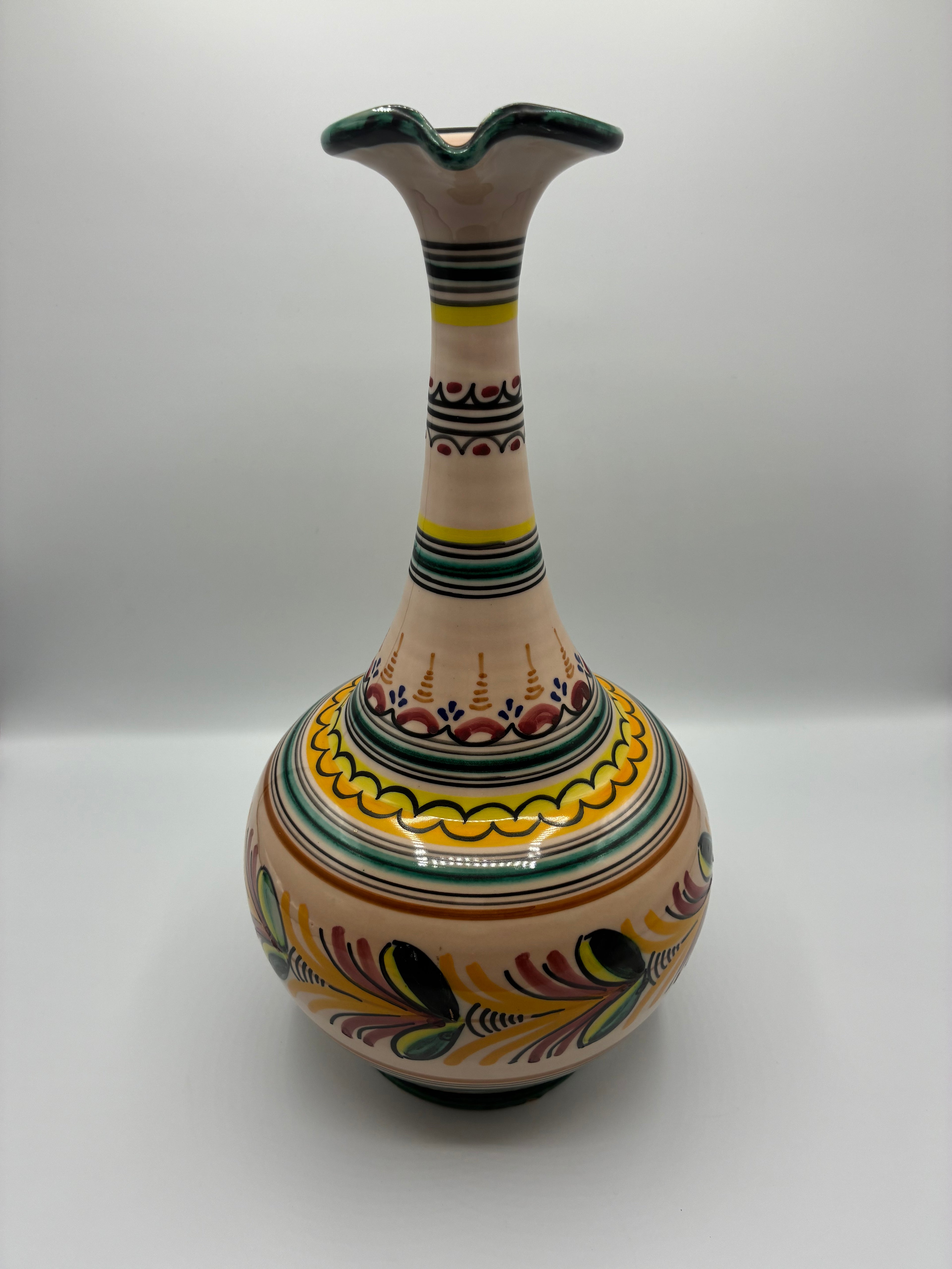 Grande aiguière en céramique – Style Talavera ibérique, peinte à la main, milieu XXe siècle