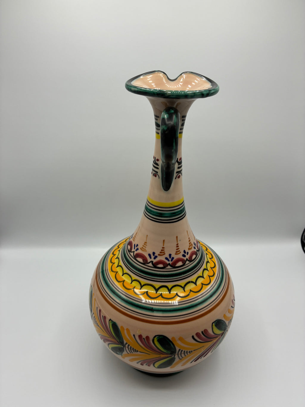 Grande aiguière en céramique – Style Talavera ibérique, peinte à la main, milieu XXe siècle