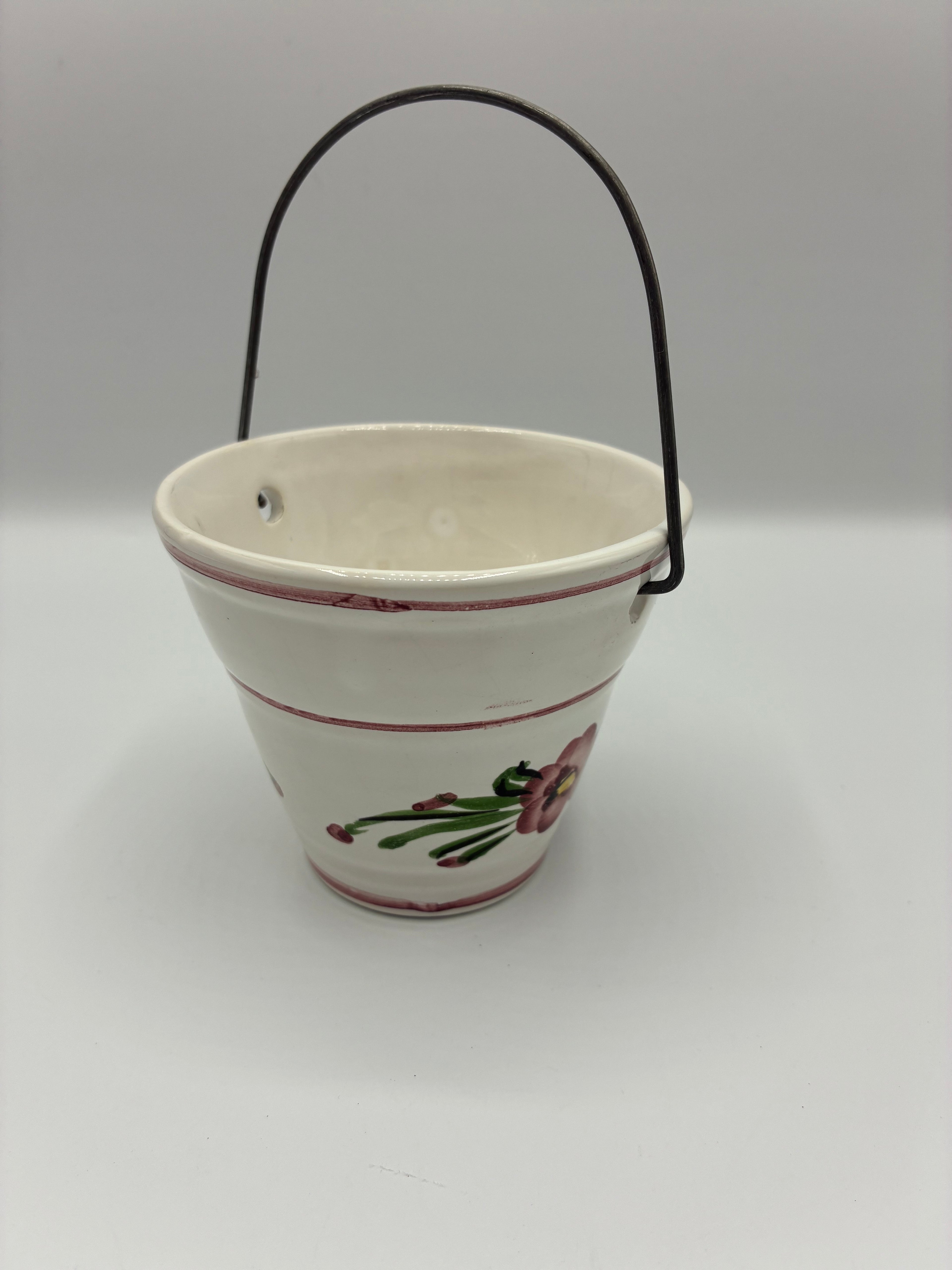 Petit seau ancien en faïence – Décor floral peint à la main, milieu XXe siècle