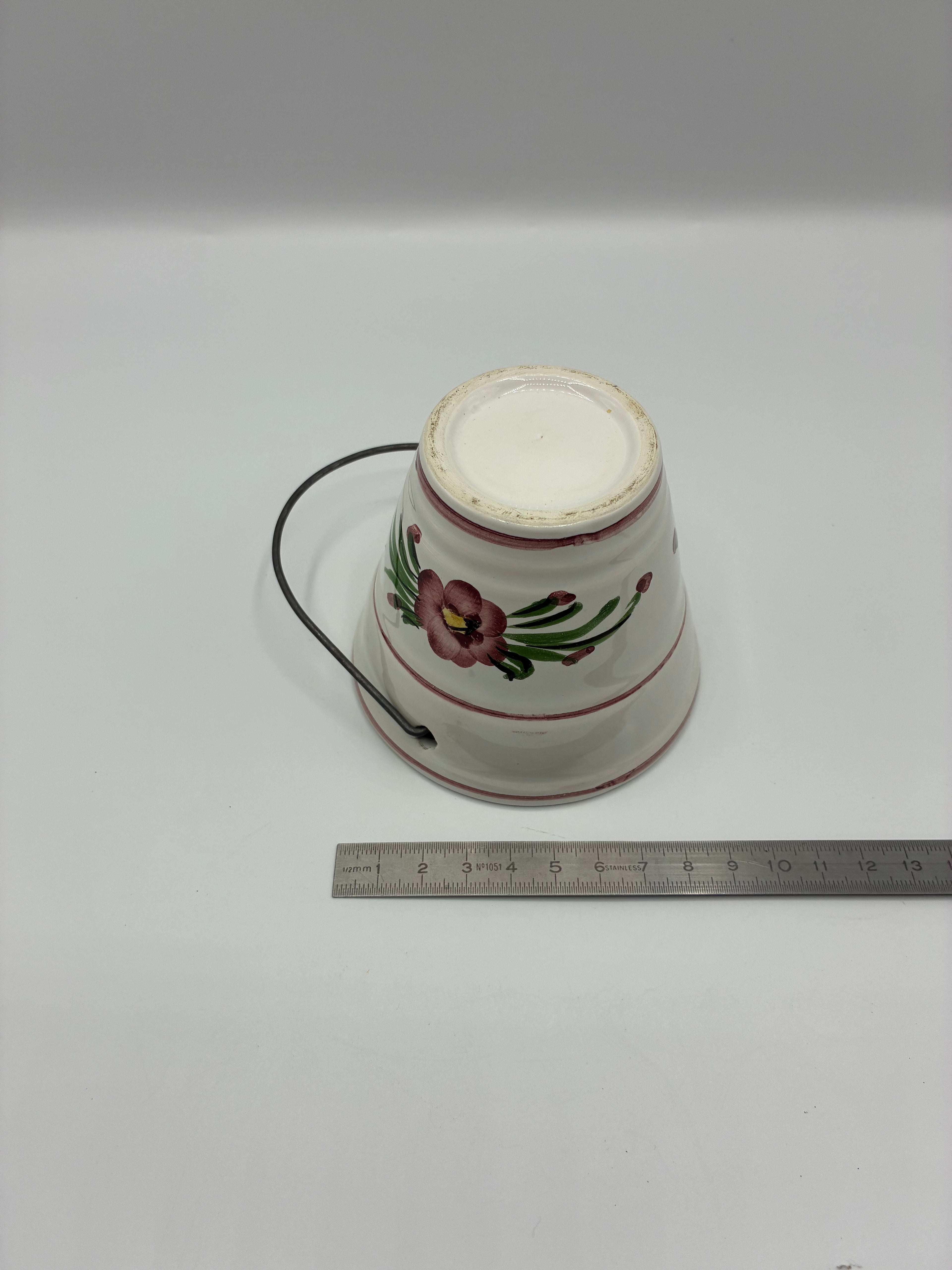 Petit seau ancien en faïence – Décor floral peint à la main, milieu XXe siècle