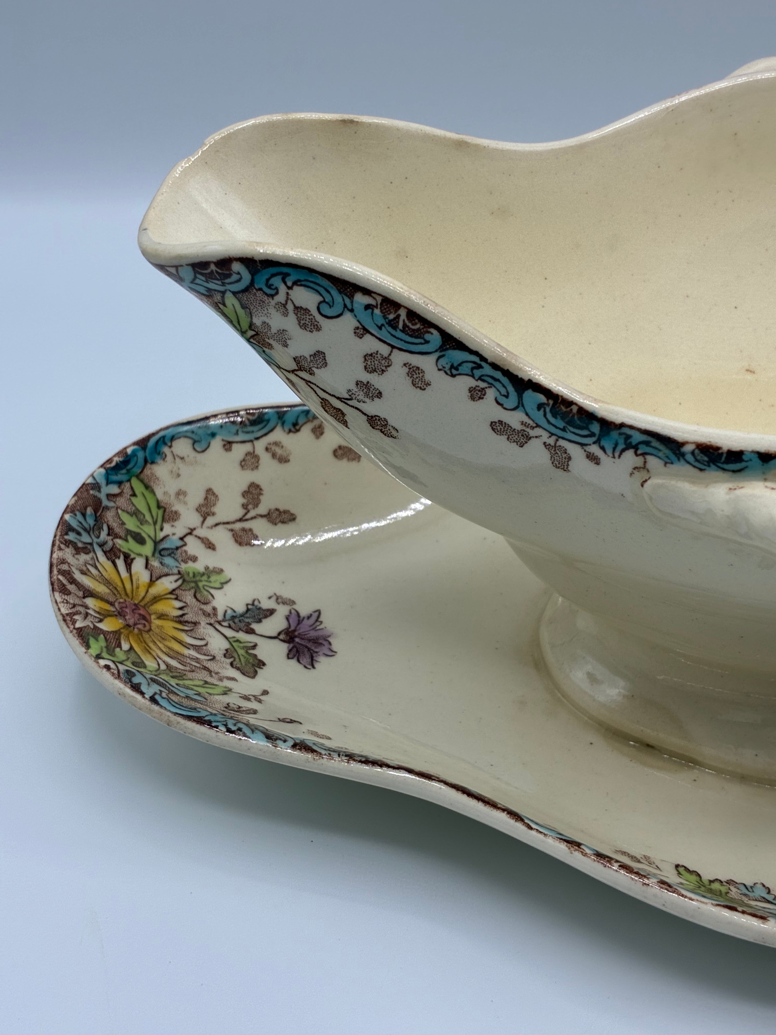 Saucière ancienne sur dormant – Gien décor Fleurs d’automne, fin XIXe – début XXe