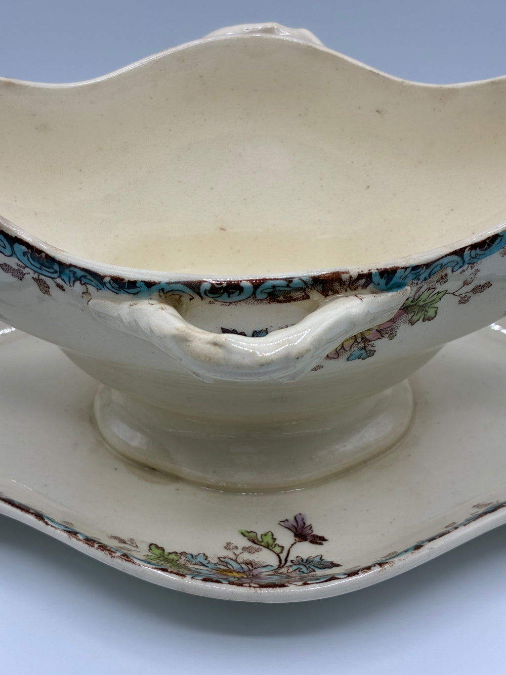 Saucière ancienne sur dormant – Gien décor Fleurs d’automne, fin XIXe – début XXe