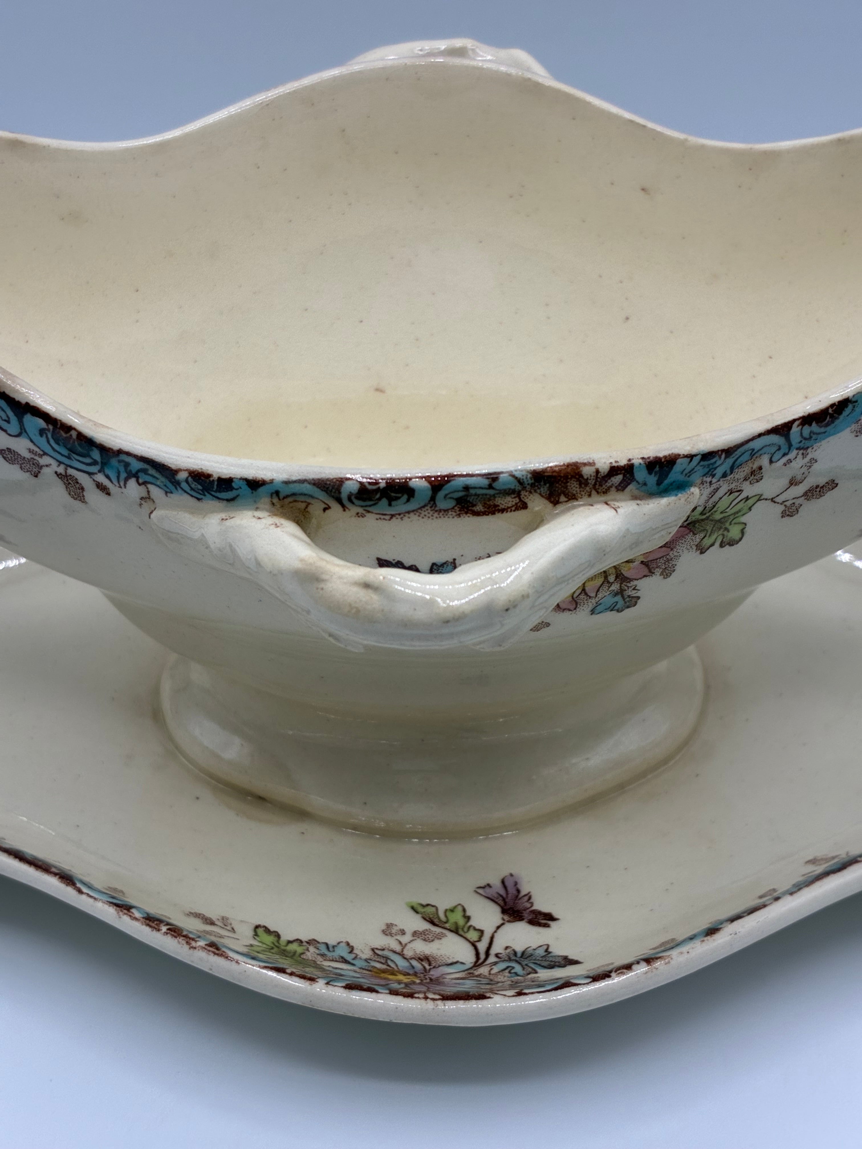 Saucière ancienne sur dormant – Gien décor Fleurs d’automne, fin XIXe – début XXe