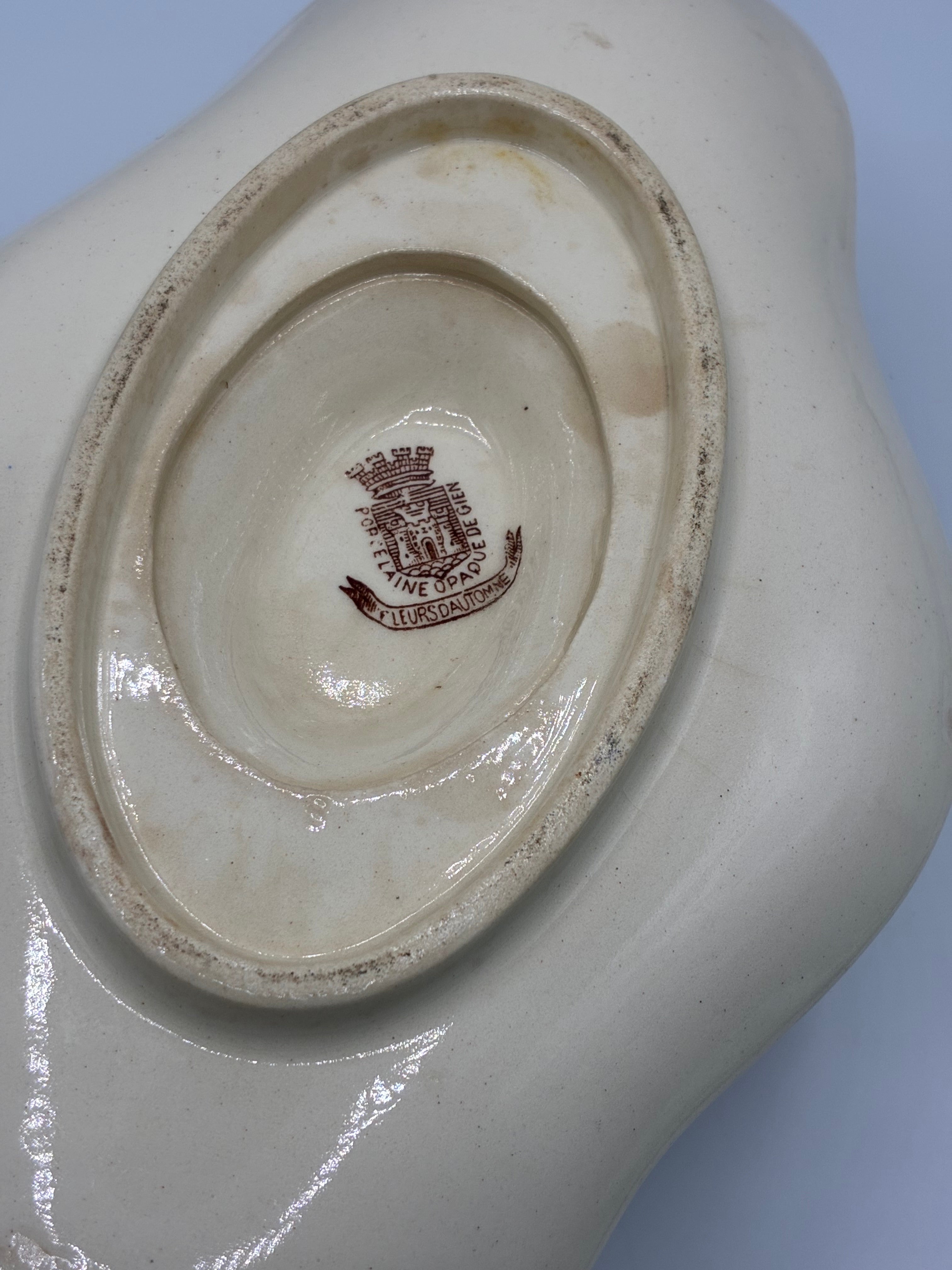 Saucière ancienne sur dormant – Gien décor Fleurs d’automne, fin XIXe – début XXe
