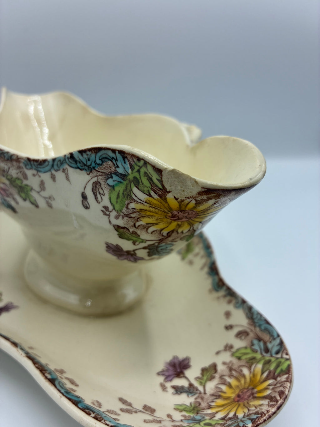 Saucière ancienne sur dormant – Gien décor Fleurs d’automne, fin XIXe – début XXe