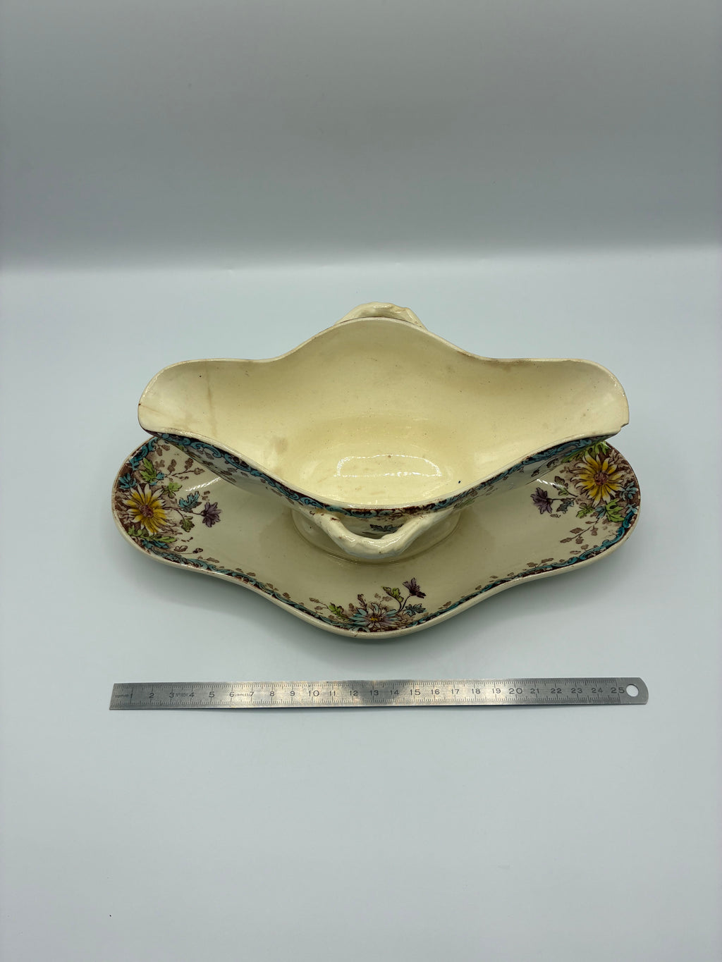 Saucière ancienne sur dormant – Gien décor Fleurs d’automne, fin XIXe – début XXe