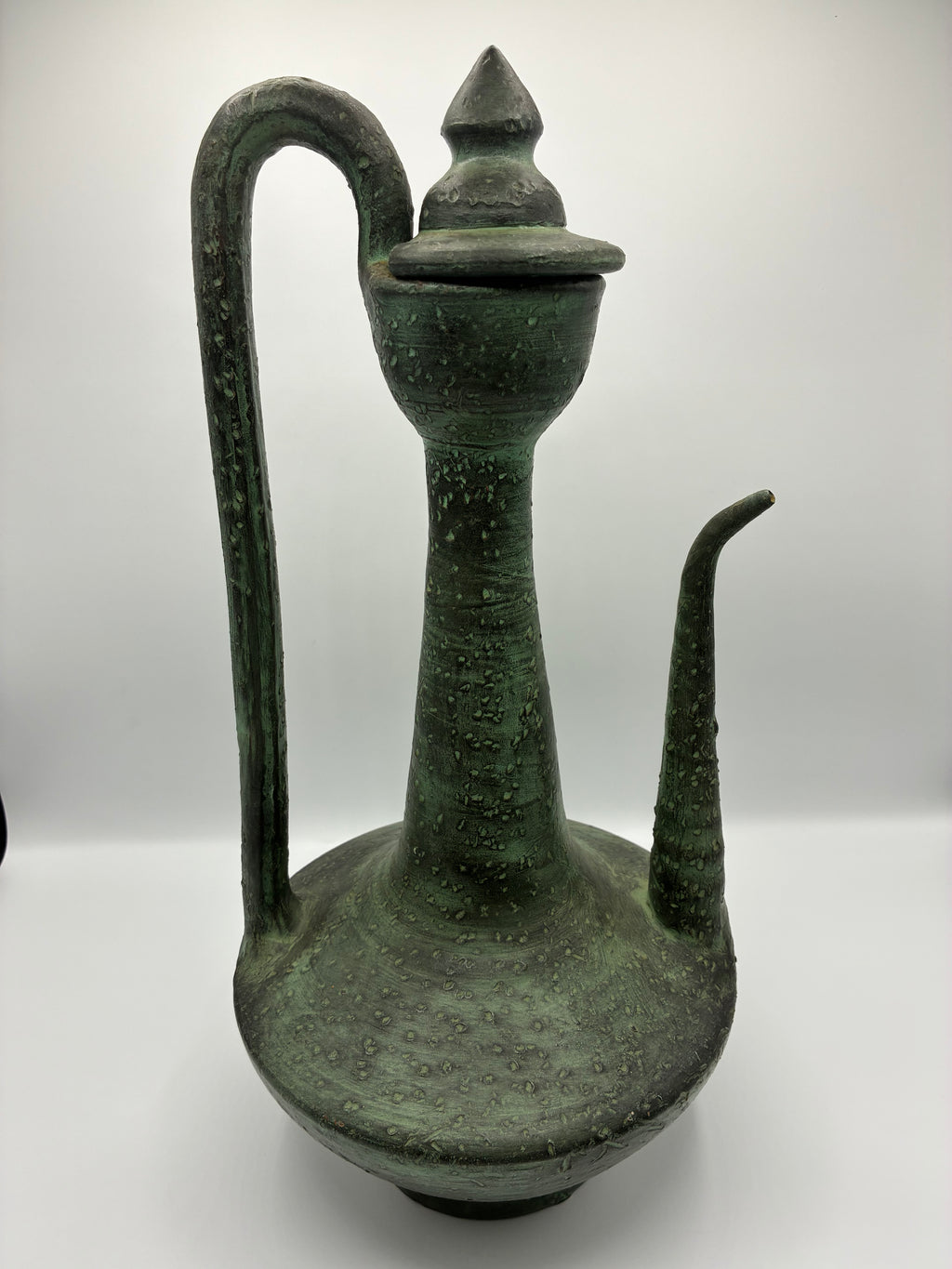 Aiguière ancienne en céramique – Patine verte, style méditerranéen