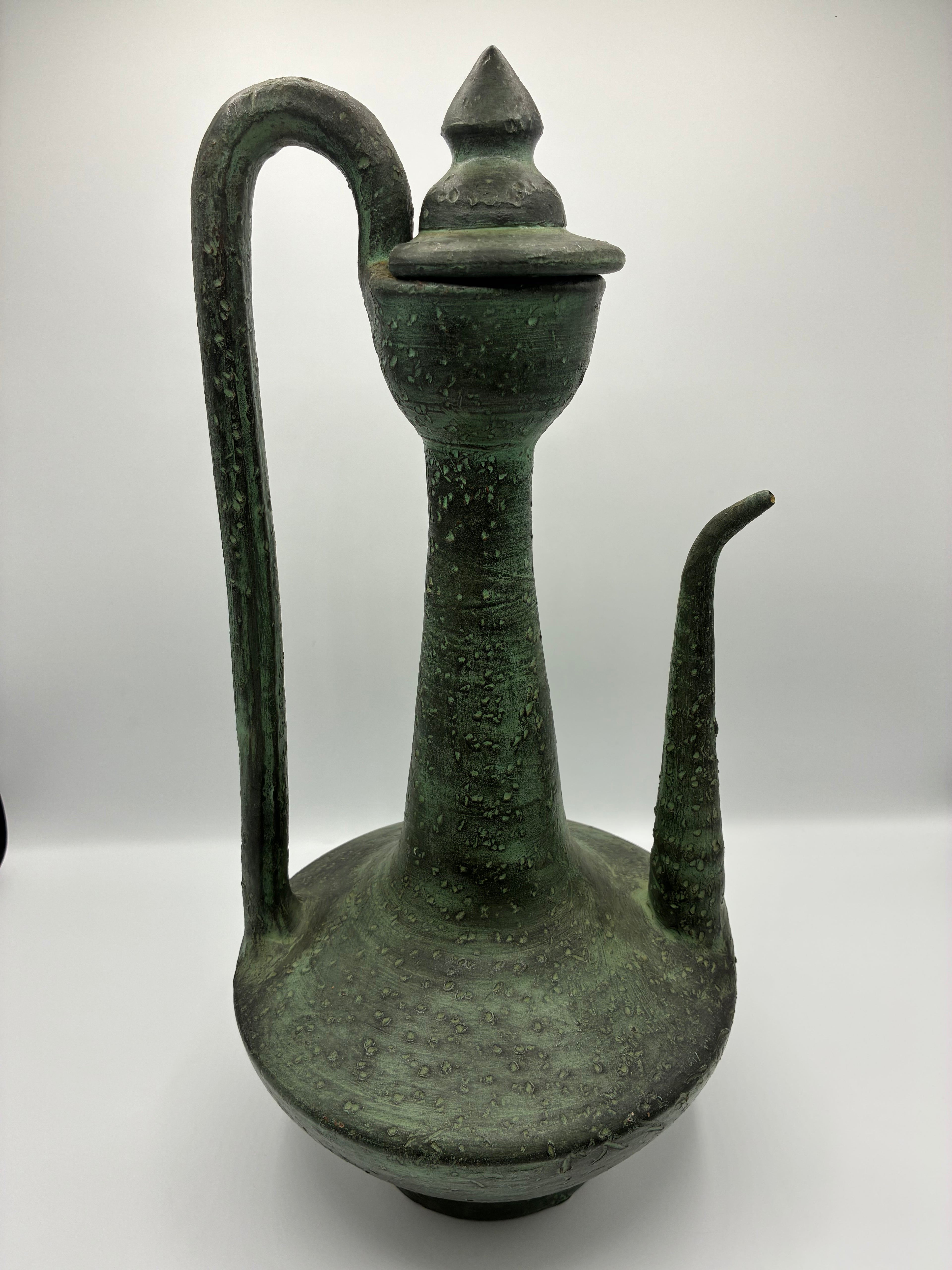 Aiguière ancienne en céramique – Patine verte, style méditerranéen