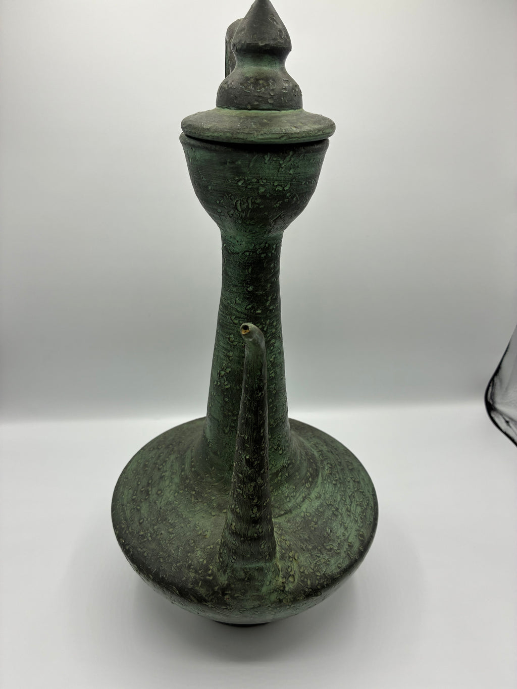 Aiguière ancienne en céramique – Patine verte, style méditerranéen