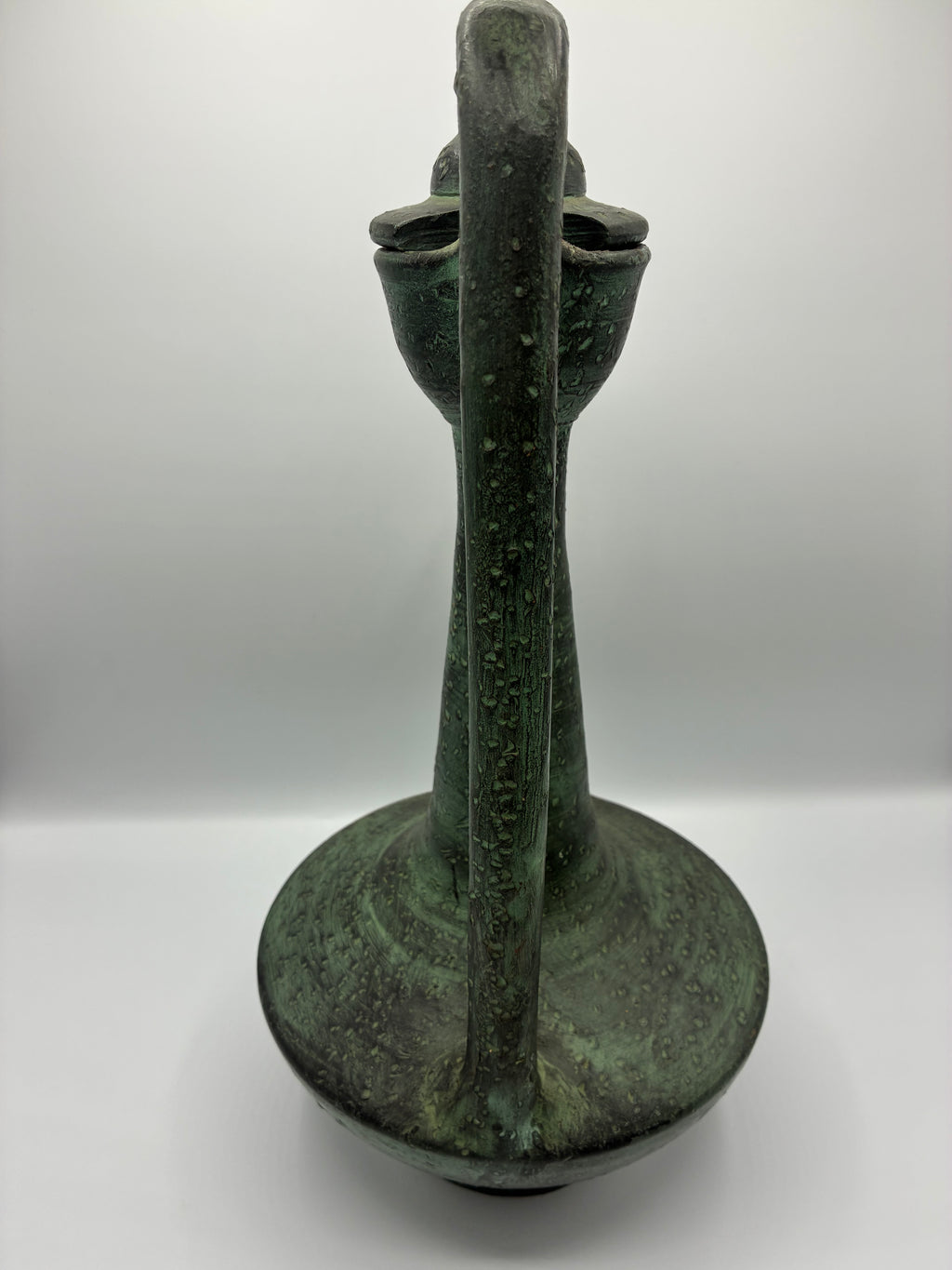 Aiguière ancienne en céramique – Patine verte, style méditerranéen