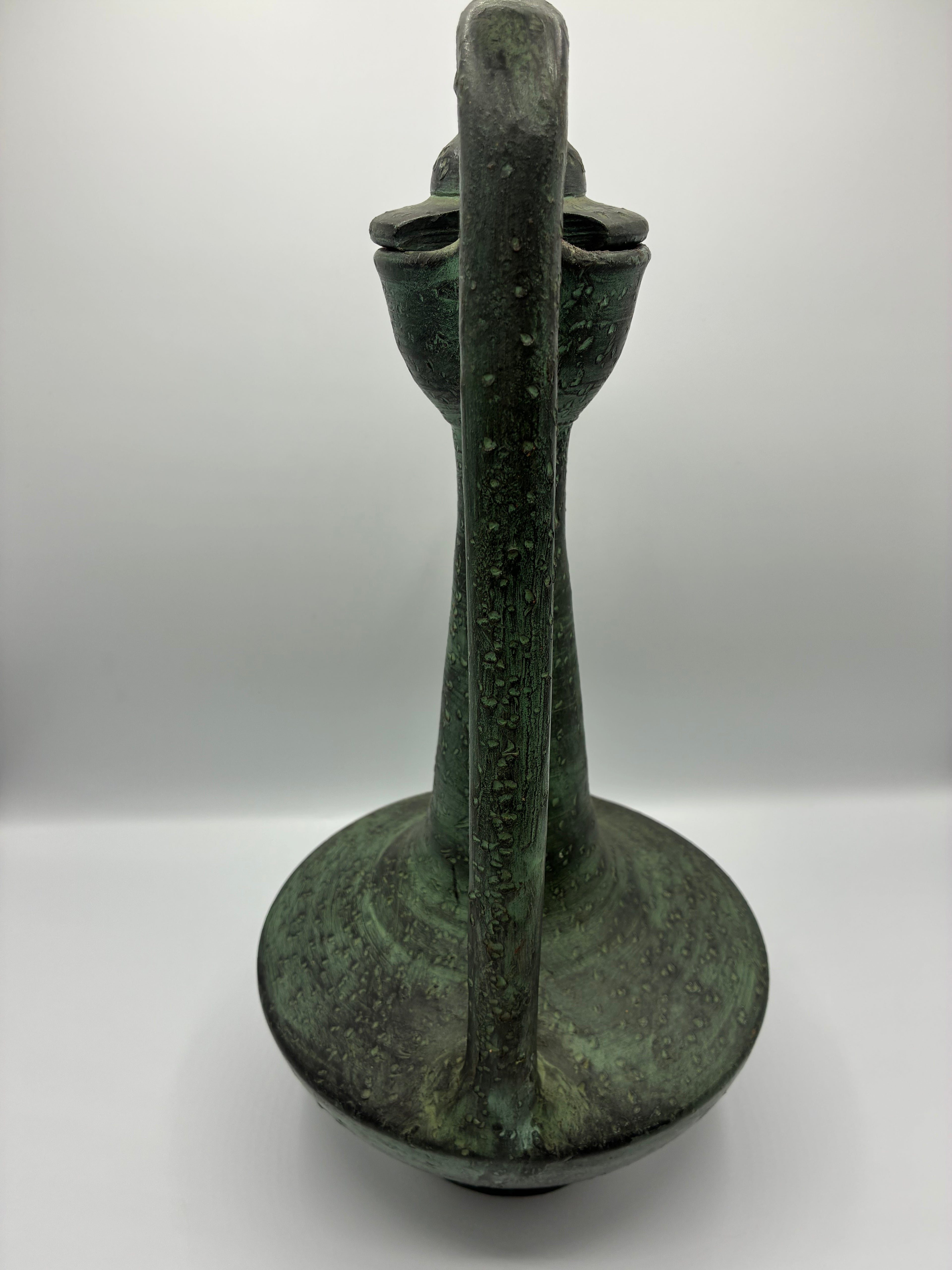 Aiguière ancienne en céramique – Patine verte, style méditerranéen